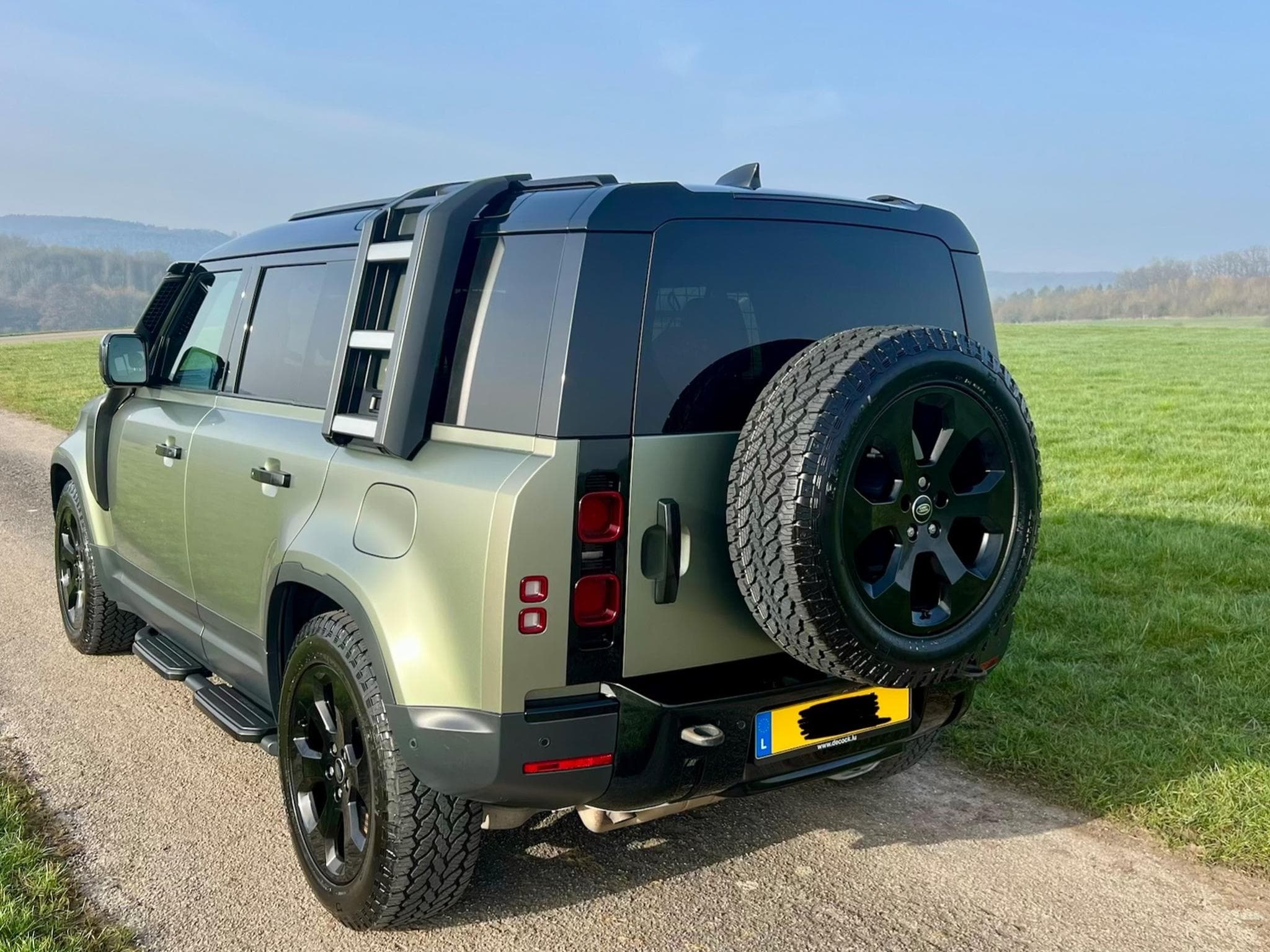 Land-Rover Defender 100 P400e HSE AUTO (2022) - Photo 3