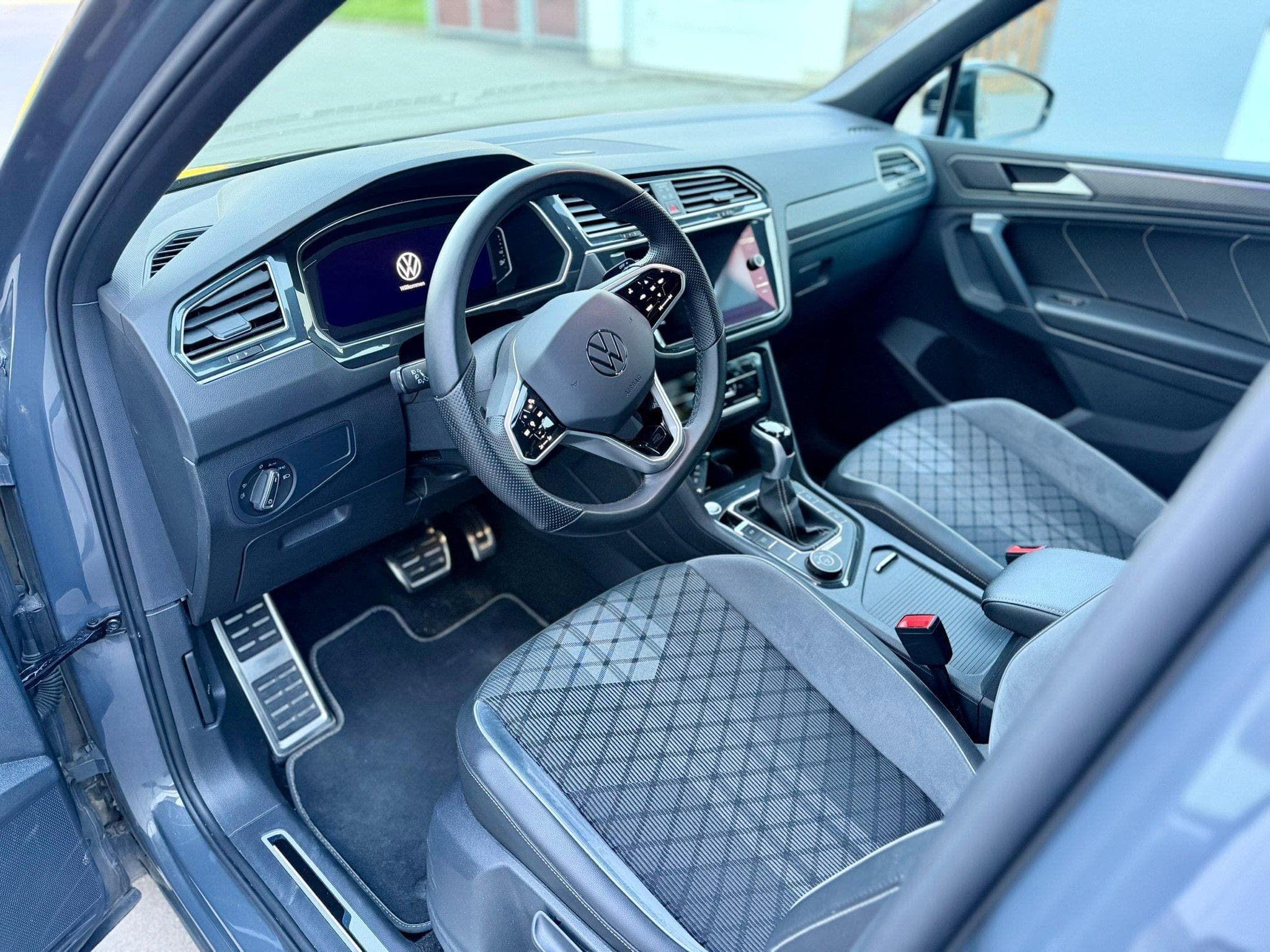 VW Tiguan R-Line 2.0 TSI 4MOTION AHK (2023) - Photo 3