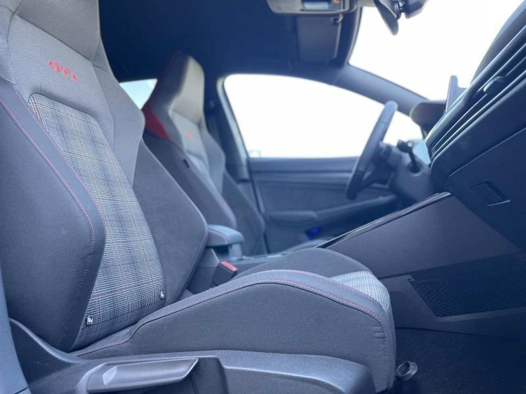 VW Golf 8 GTI 2.0 TSI DSG7 (2023) - Photo 4