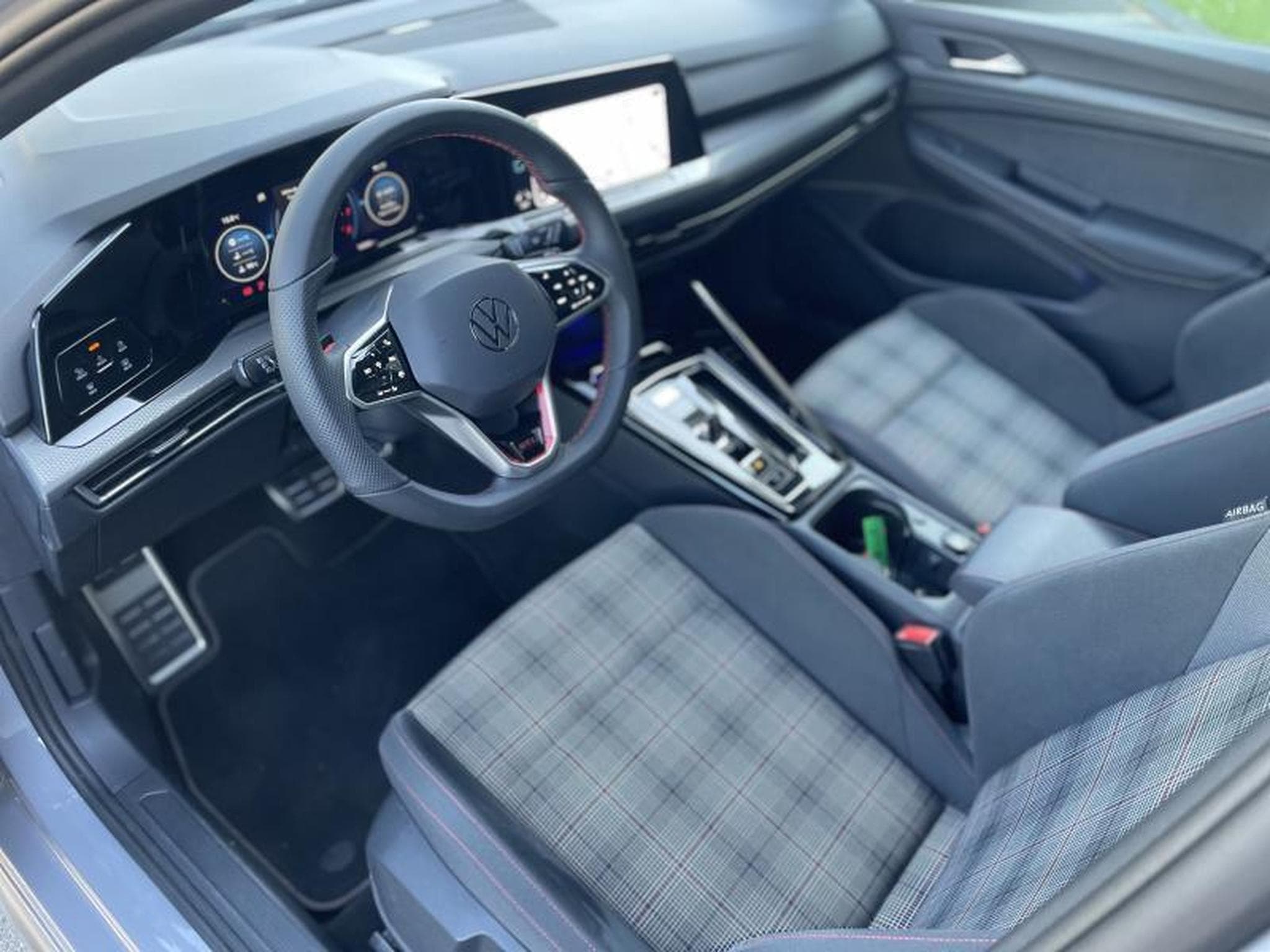 VW Golf 8 GTI 2.0 TSI DSG7 (2023) - Photo 6