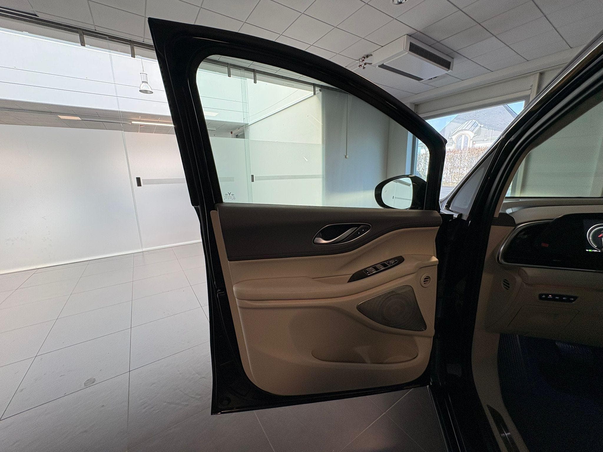 VOYAH CARS DREAM 1.5 PHEV 7 PLACES FULL HYBRID (2026) - Photo 7