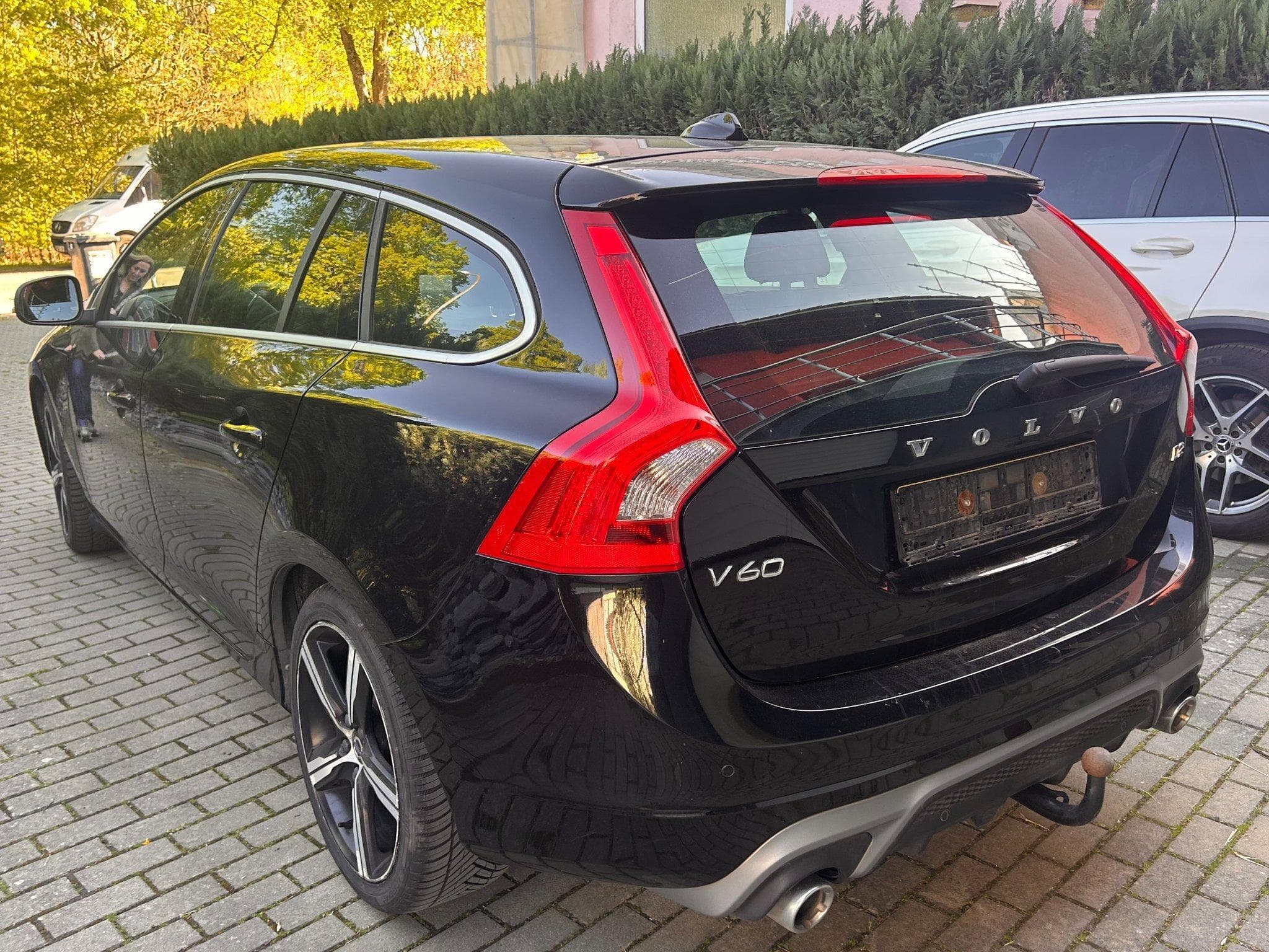 Volvo V60 Kombi Momentum R-Design (2019) - Photo 2