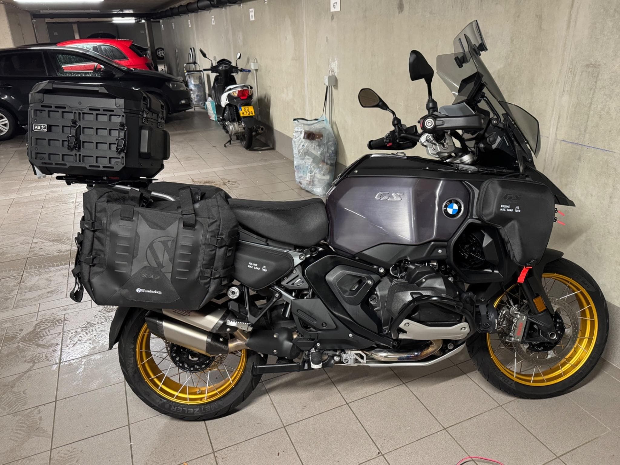BMW R 1300 Gsa Triple Black (2025) - Photo 5