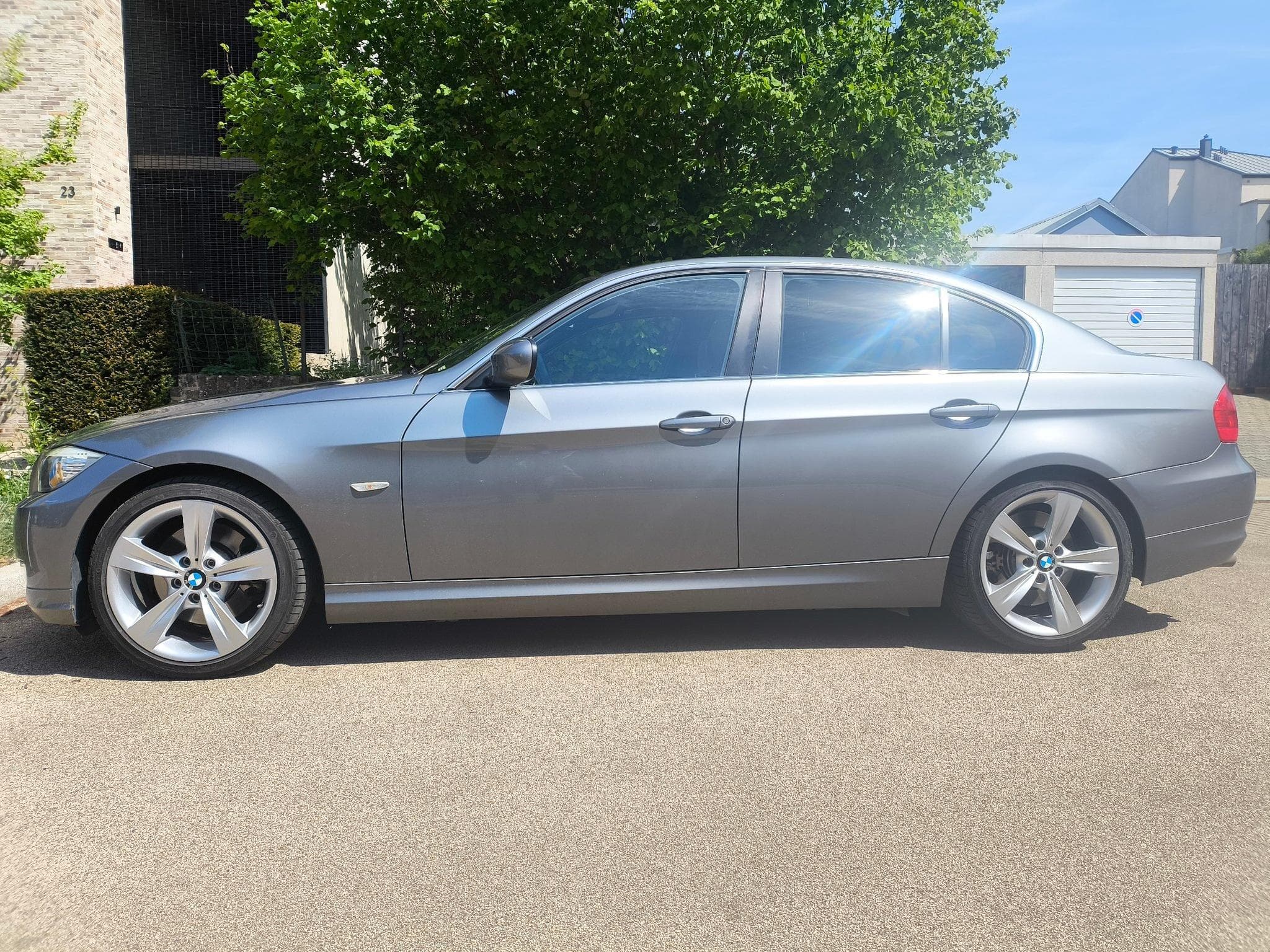 BMW 330 330d (2010) - Photo 2