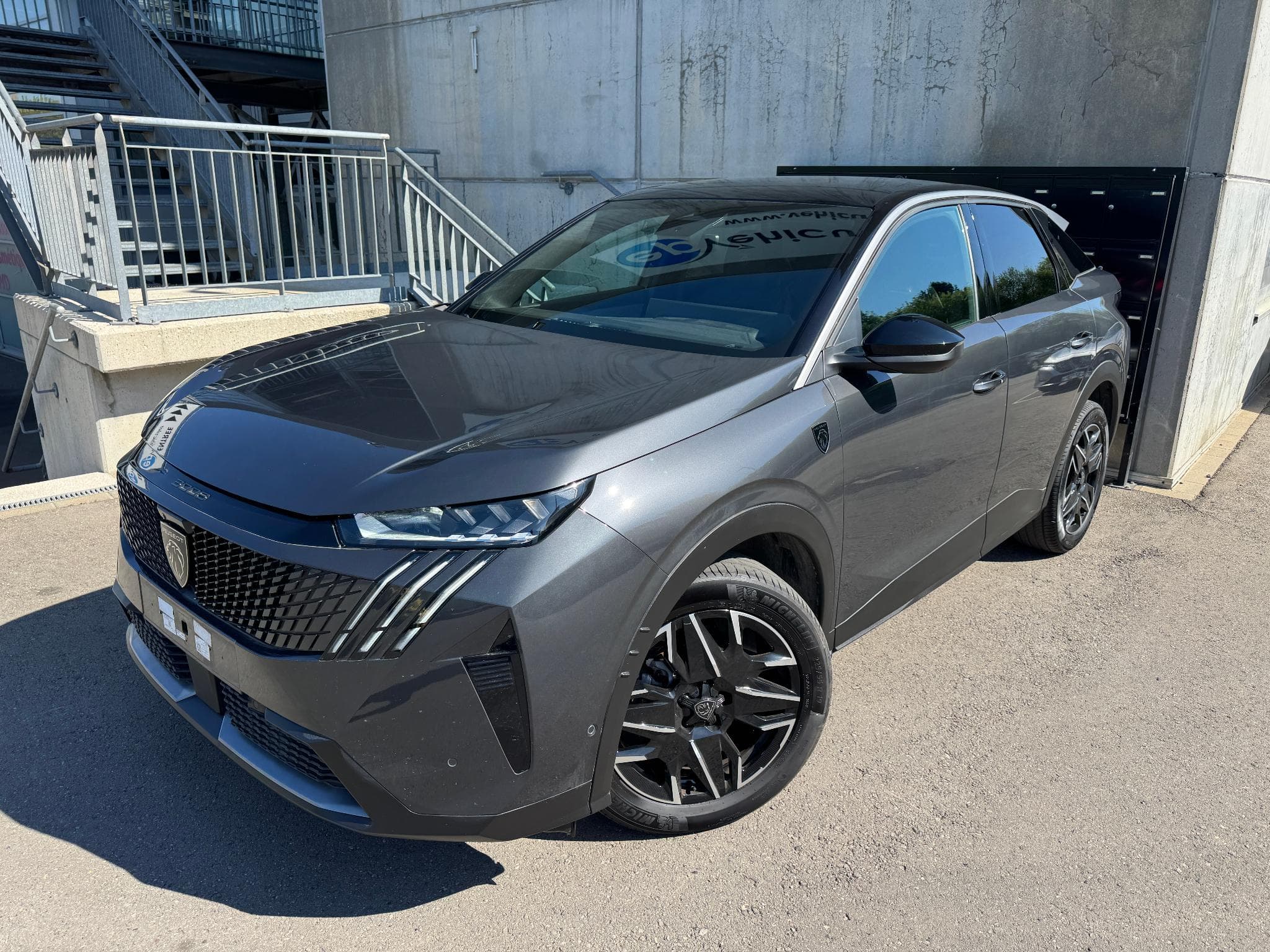Peugeot 3008 1.2 HYBRID 145 E-DCS6 GT (2025) - Photo 1