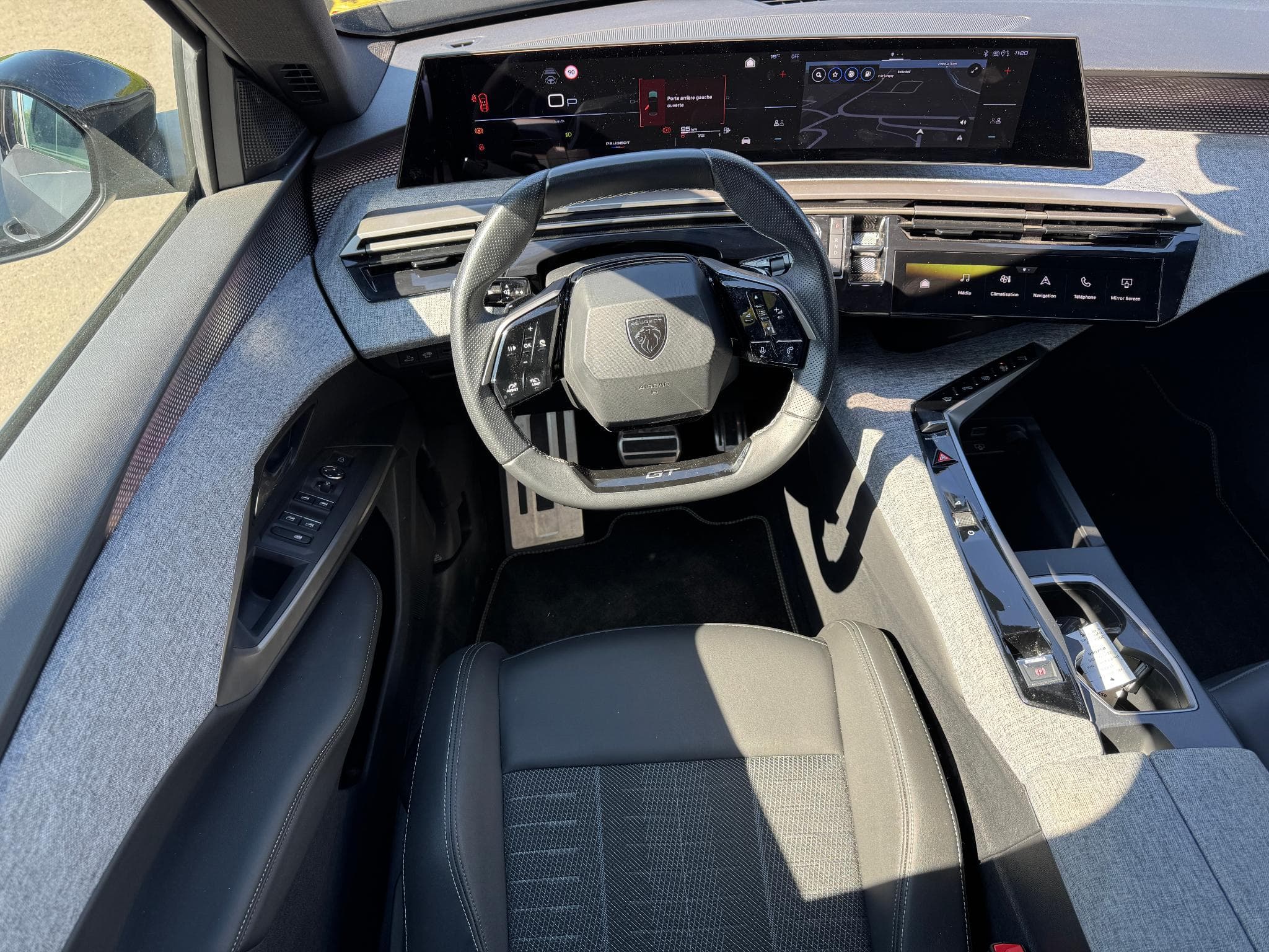Peugeot 3008 1.2 HYBRID 145 E-DCS6 GT (2025) - Photo 4
