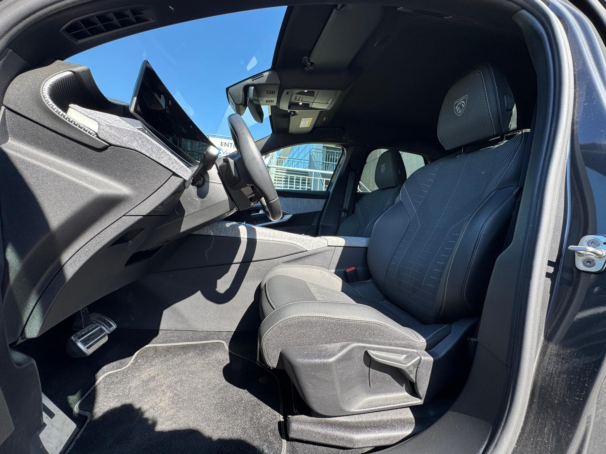 Peugeot 3008 1.2 HYBRID 145 E-DCS6 GT (2025) - Photo 5