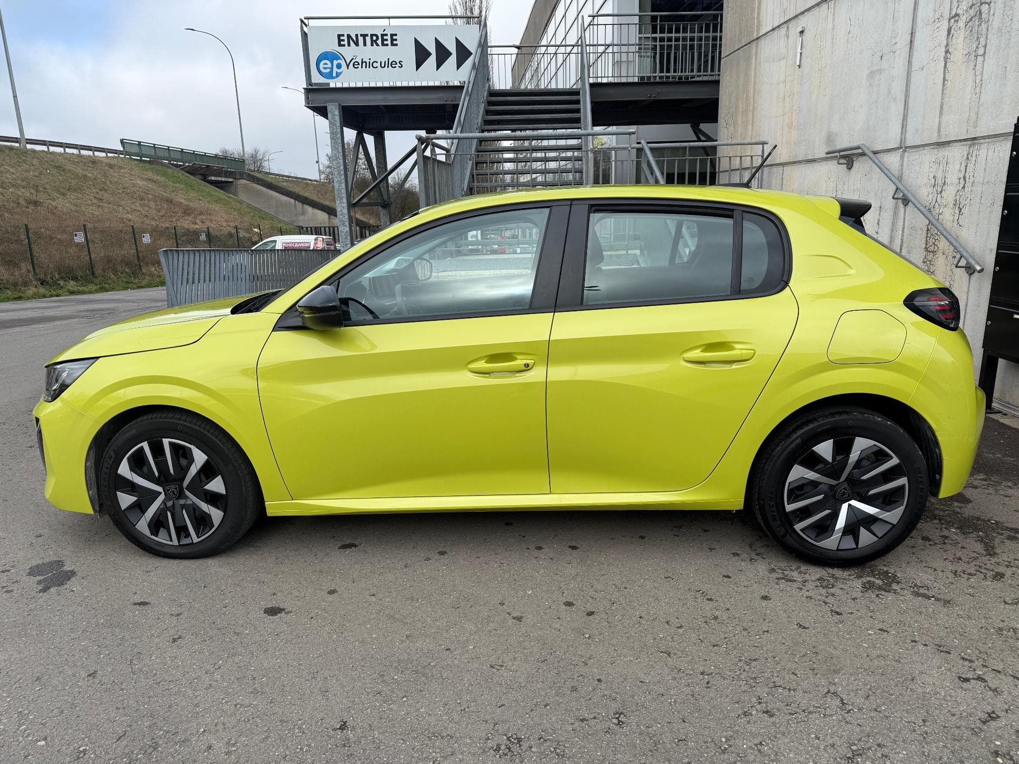 Peugeot 208 1.2 PURETECH 100 ACTIVE (2024) - Photo 2