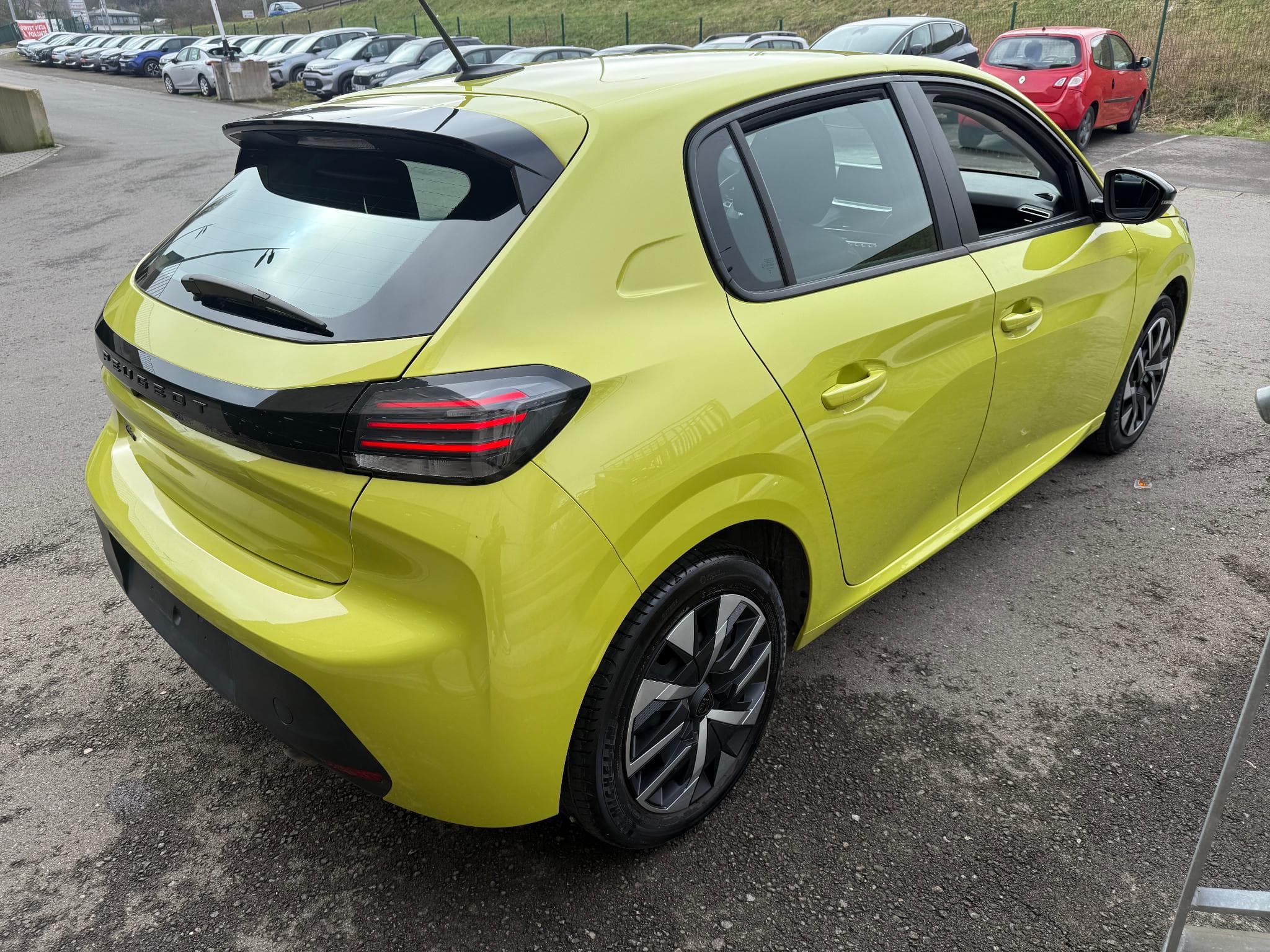 Peugeot 208 1.2 PURETECH 100 ACTIVE (2024) - Photo 3