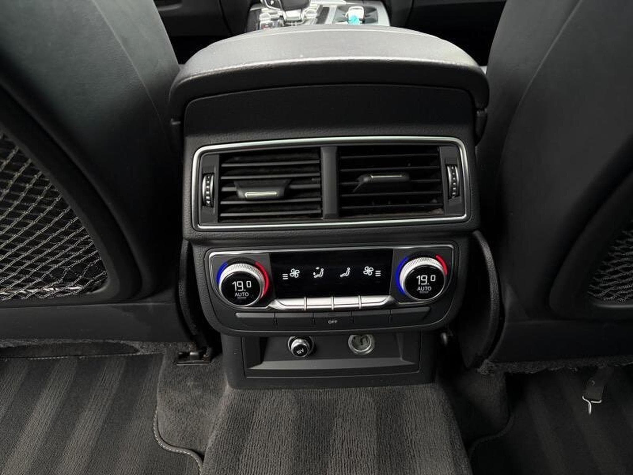 Audi SQ7 4.0L tiptronic 7 places (2018) - Photo 14