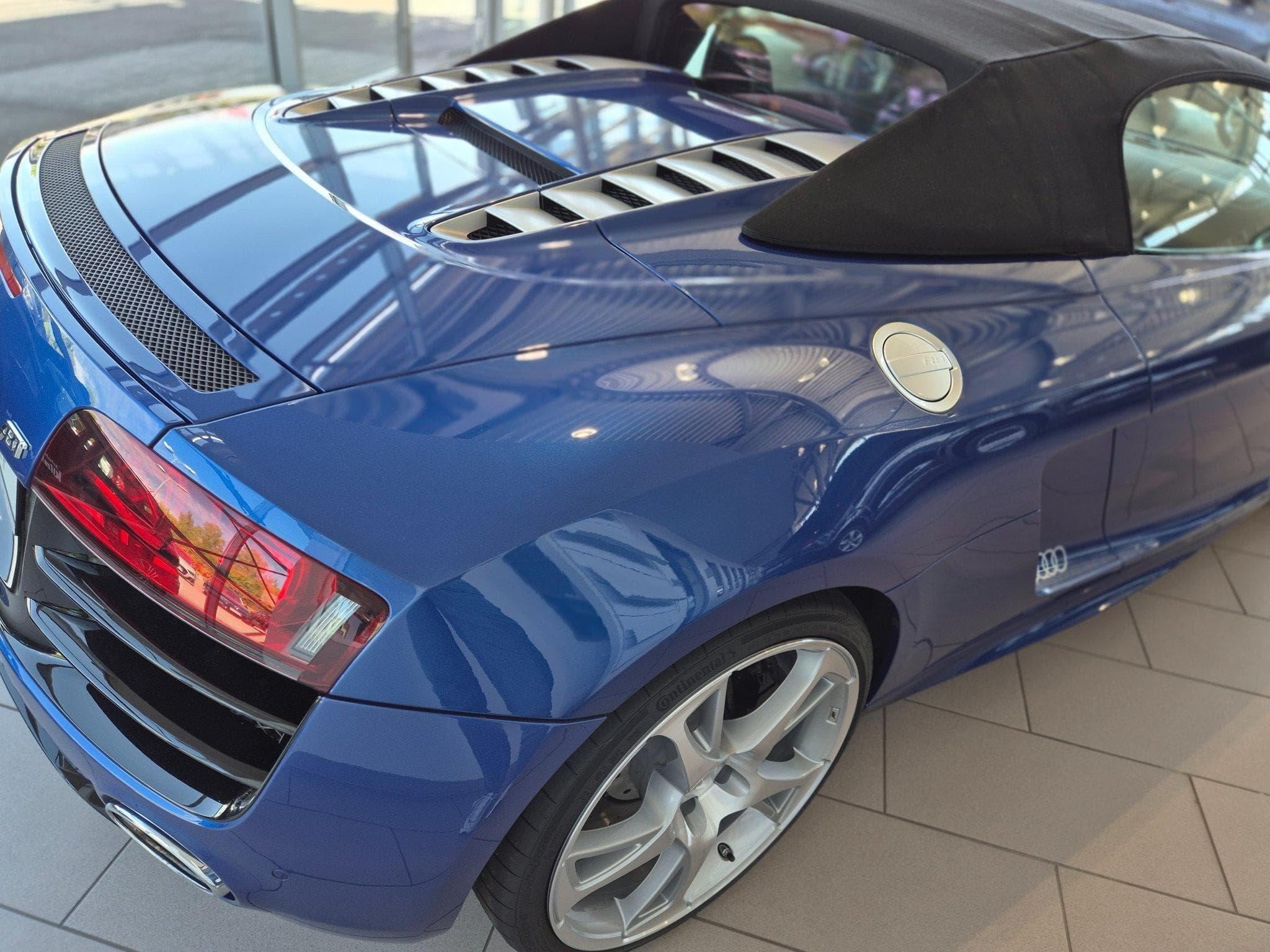 Audi R8 Spyder V10 (2011) - Photo 2