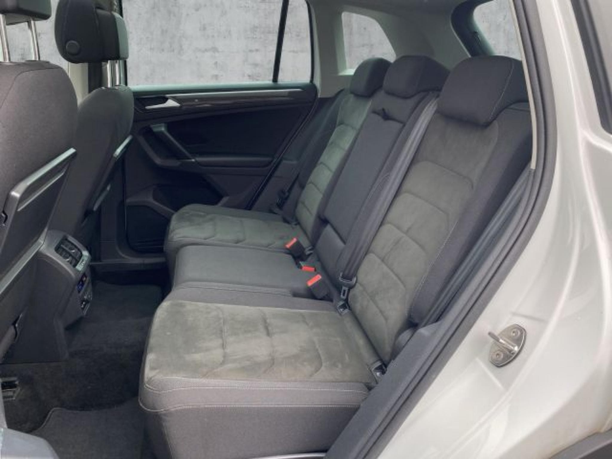 VW Tiguan Tiguan 2.0 TDI DSG Highl. R-Line 4M AHK PANO LED (2018) - Foto 12