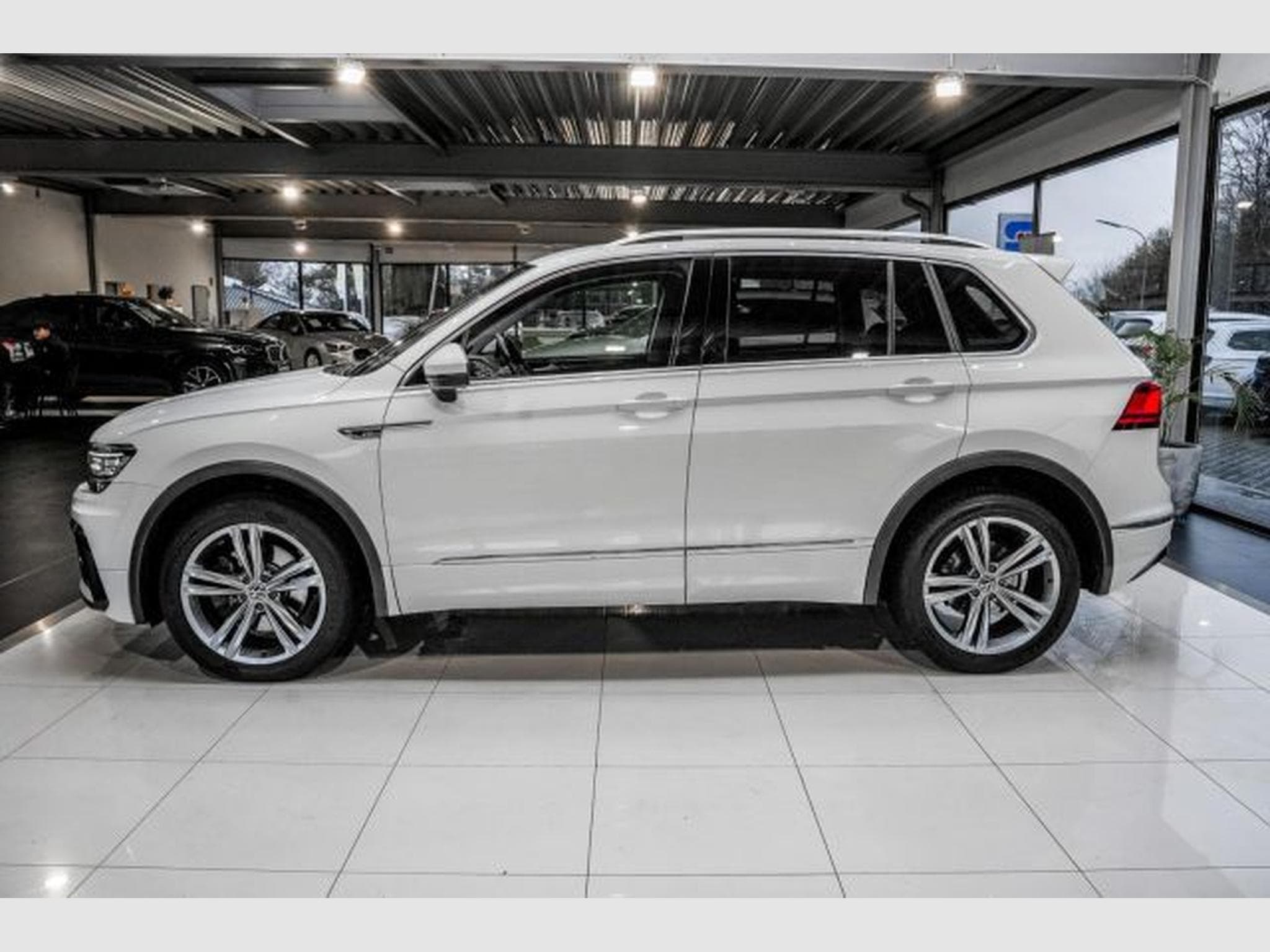 VW Tiguan Tiguan 2.0 TDI DSG Highl. R-Line 4M NAVI LED AHK (2020) - Foto 10