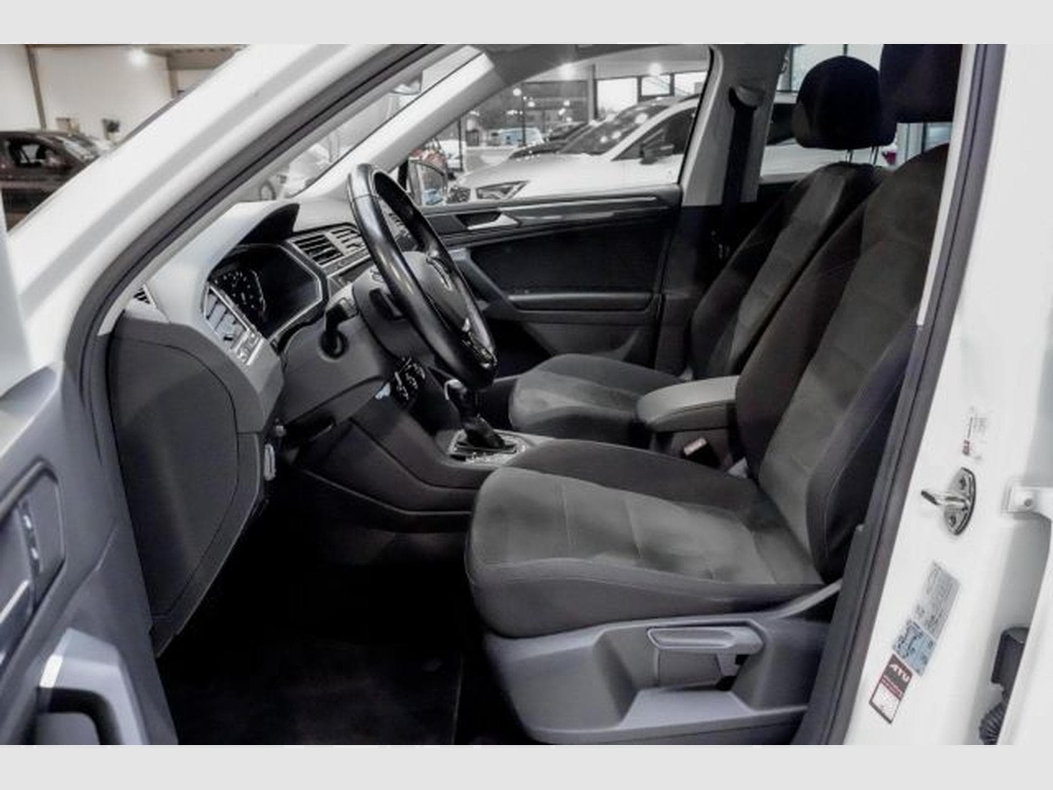 VW Tiguan Tiguan 2.0 TDI DSG Highl. R-Line 4M NAVI LED AHK (2020) - Foto 12