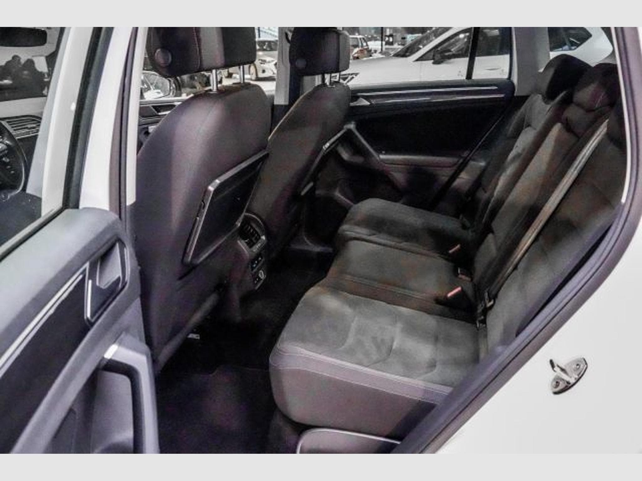 VW Tiguan Tiguan 2.0 TDI DSG Highl. R-Line 4M NAVI LED AHK (2020) - Foto 13