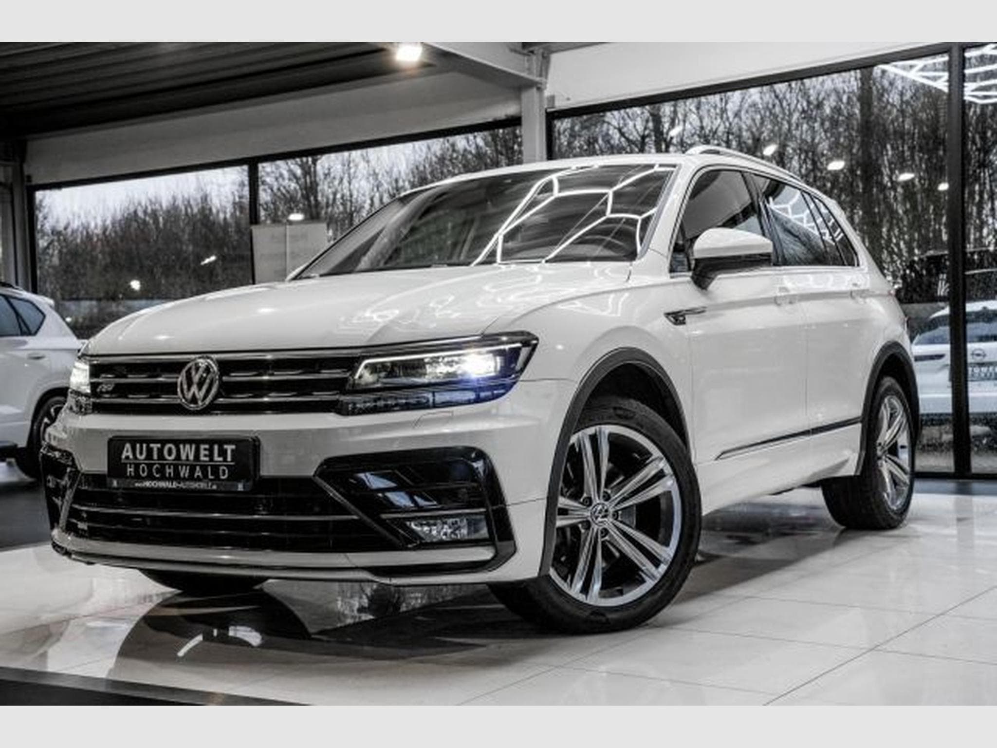 VW Tiguan Tiguan 2.0 TDI DSG Highl. R-Line 4M NAVI LED AHK (2020) - Foto 2
