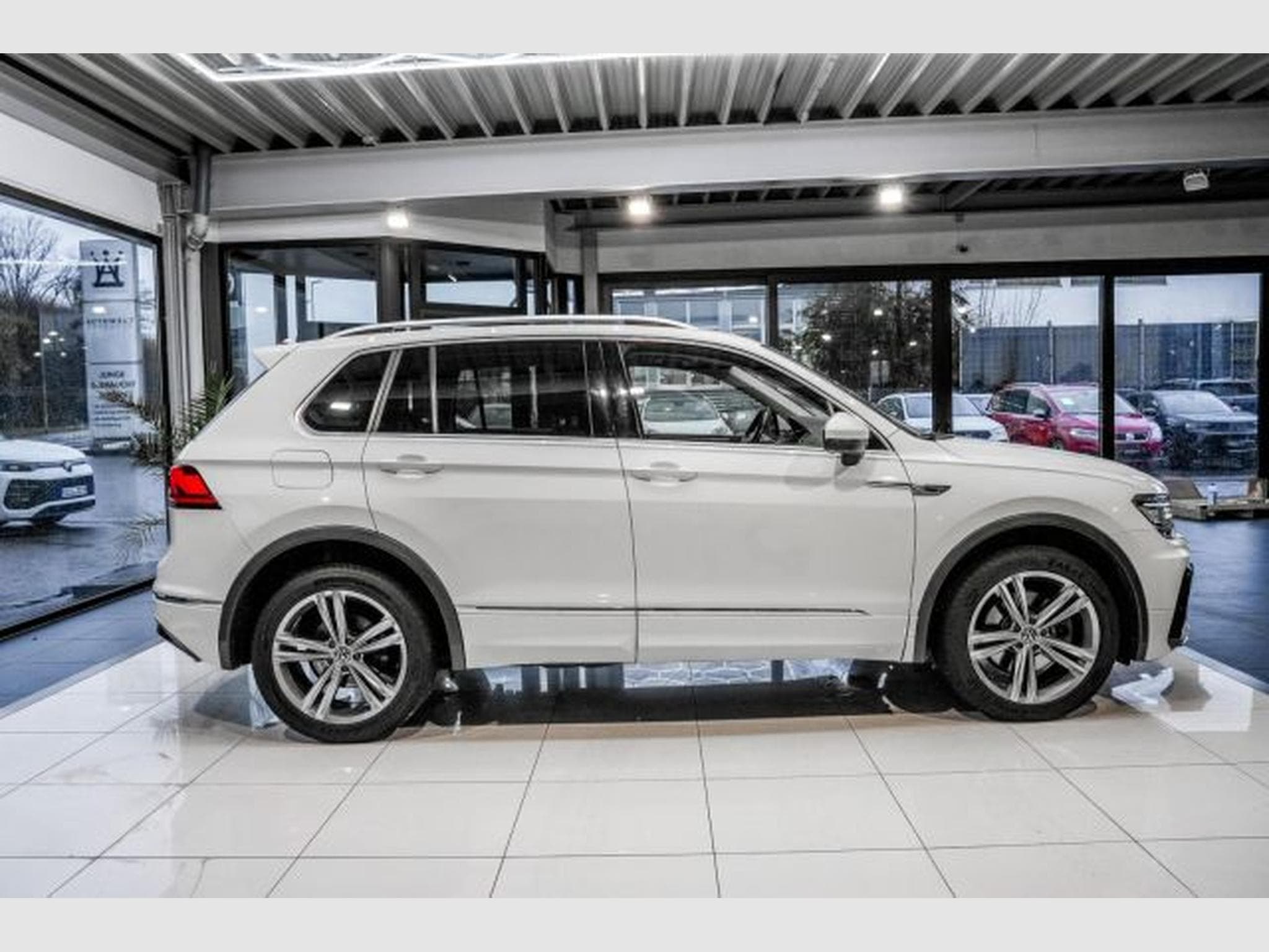 VW Tiguan Tiguan 2.0 TDI DSG Highl. R-Line 4M NAVI LED AHK (2020) - Foto 5