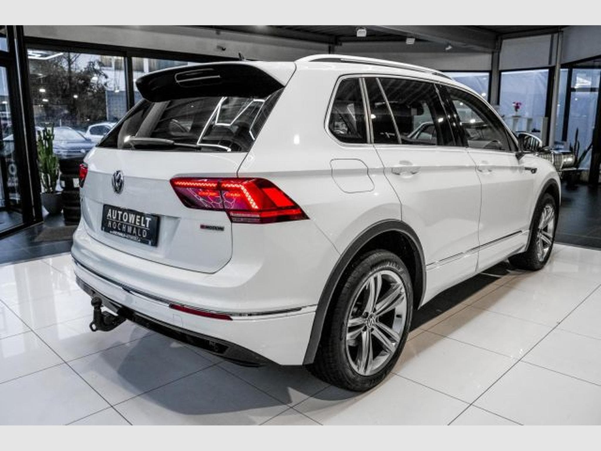 VW Tiguan Tiguan 2.0 TDI DSG Highl. R-Line 4M NAVI LED AHK (2020) - Foto 6