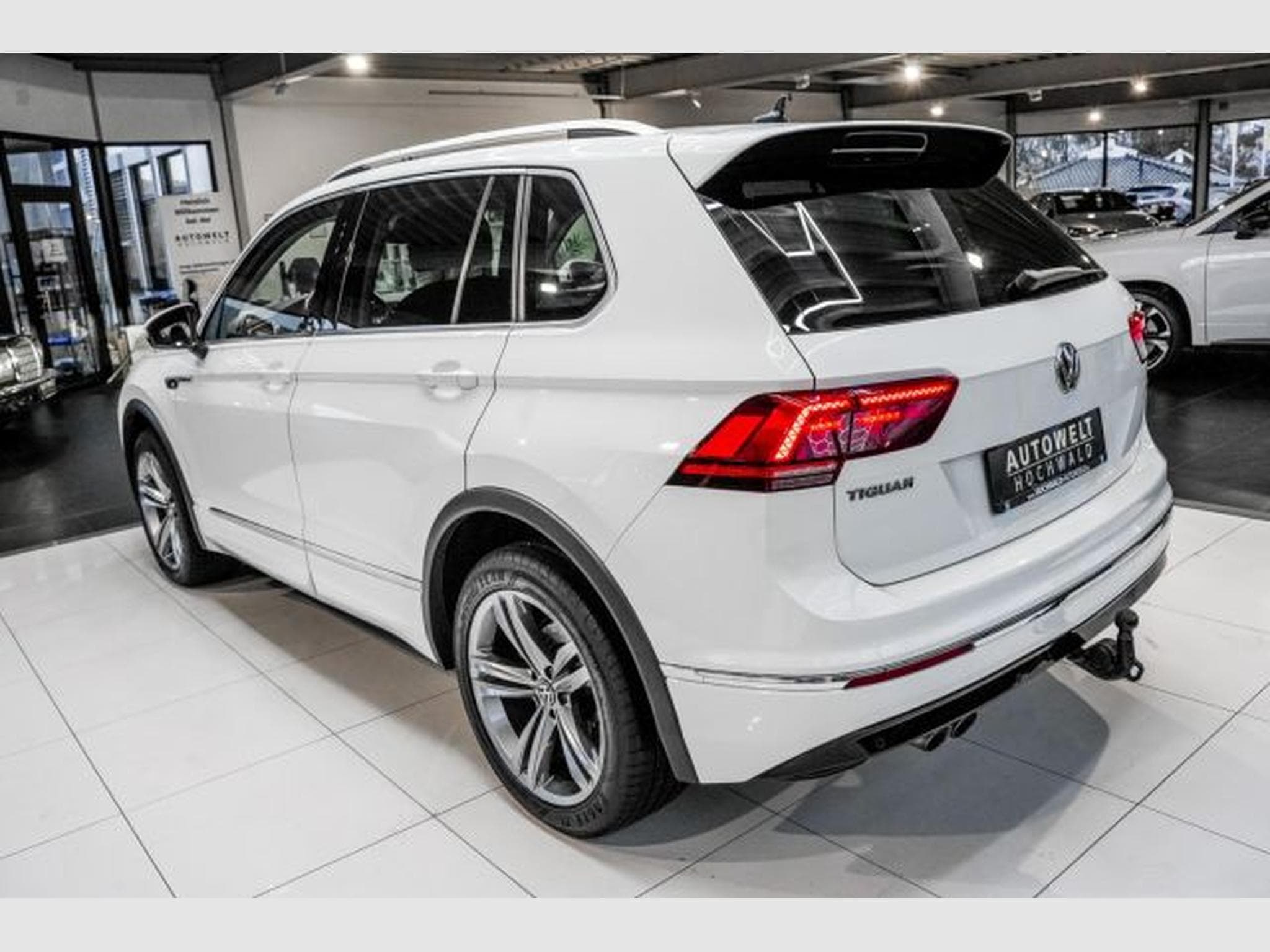 VW Tiguan Tiguan 2.0 TDI DSG Highl. R-Line 4M NAVI LED AHK (2020) - Foto 8