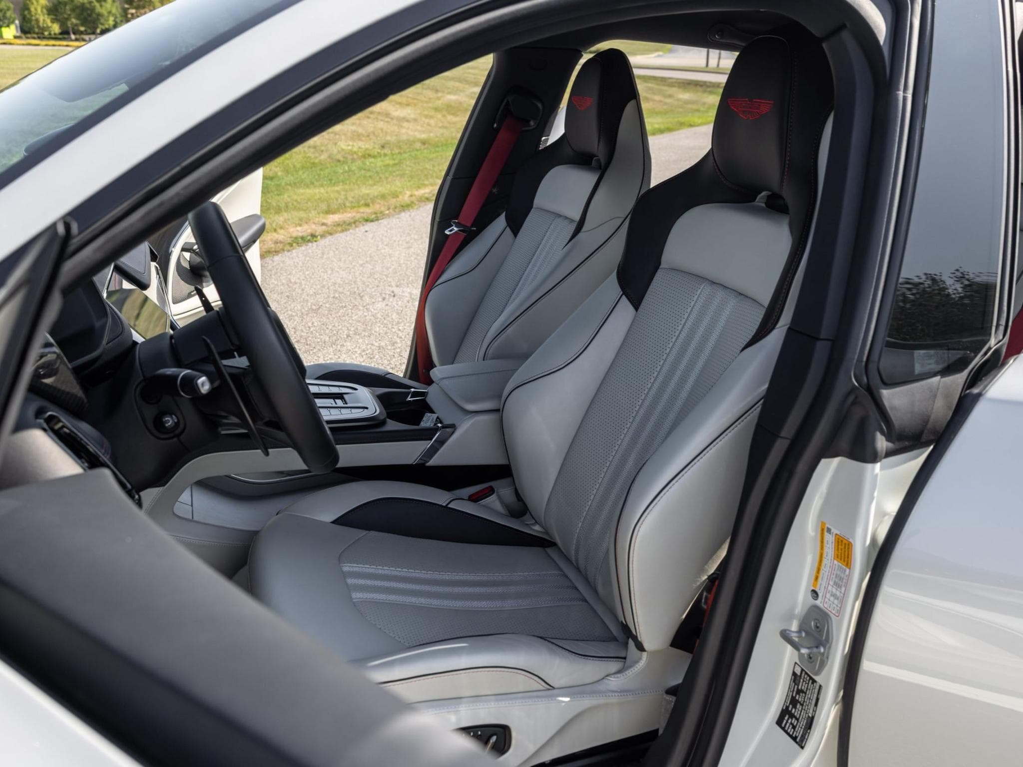 Aston-Martin DBX 707 (2025) - Photo 3