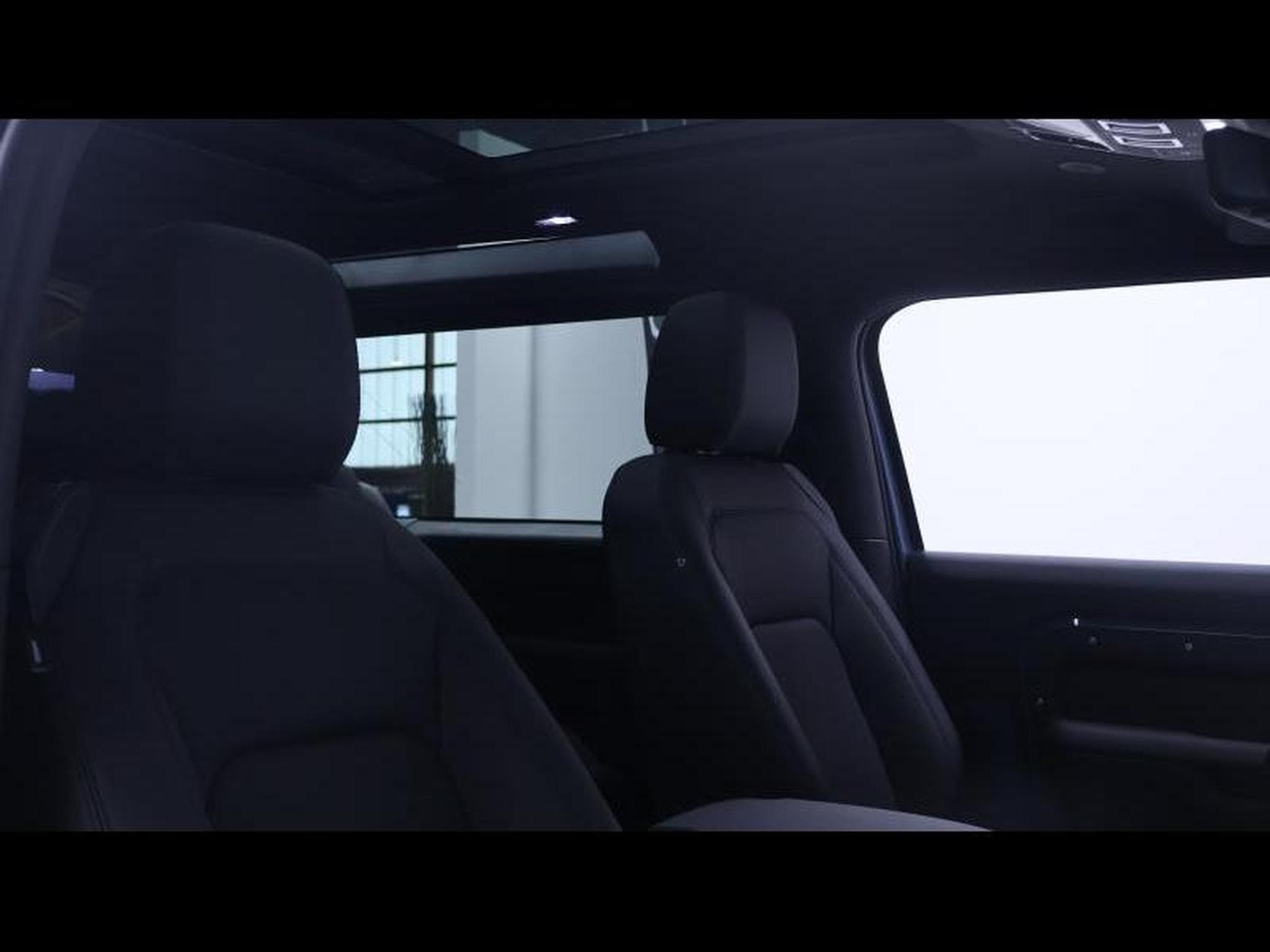 Land-Rover Defender 90 D200 X-Dynamic SE AWD Auto (2026) - Photo 11