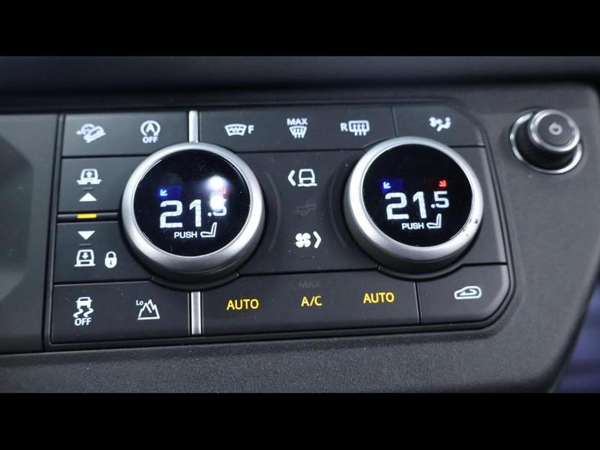 Land-Rover Defender 90 D200 X-Dynamic SE AWD Auto (2026) - Photo 18