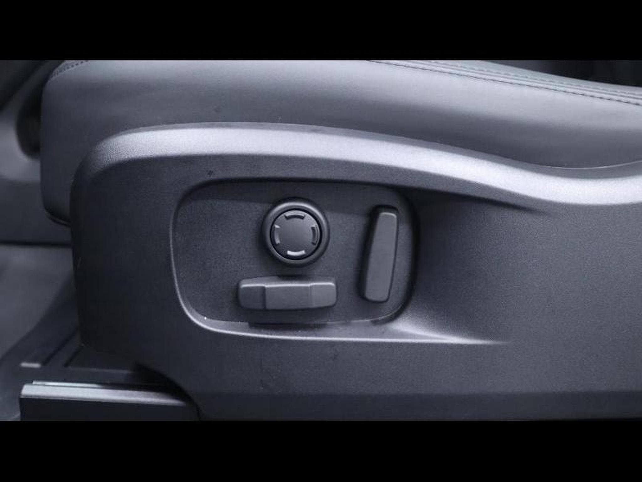 Land-Rover Defender 90 D200 X-Dynamic SE AWD Auto (2026) - Photo 24