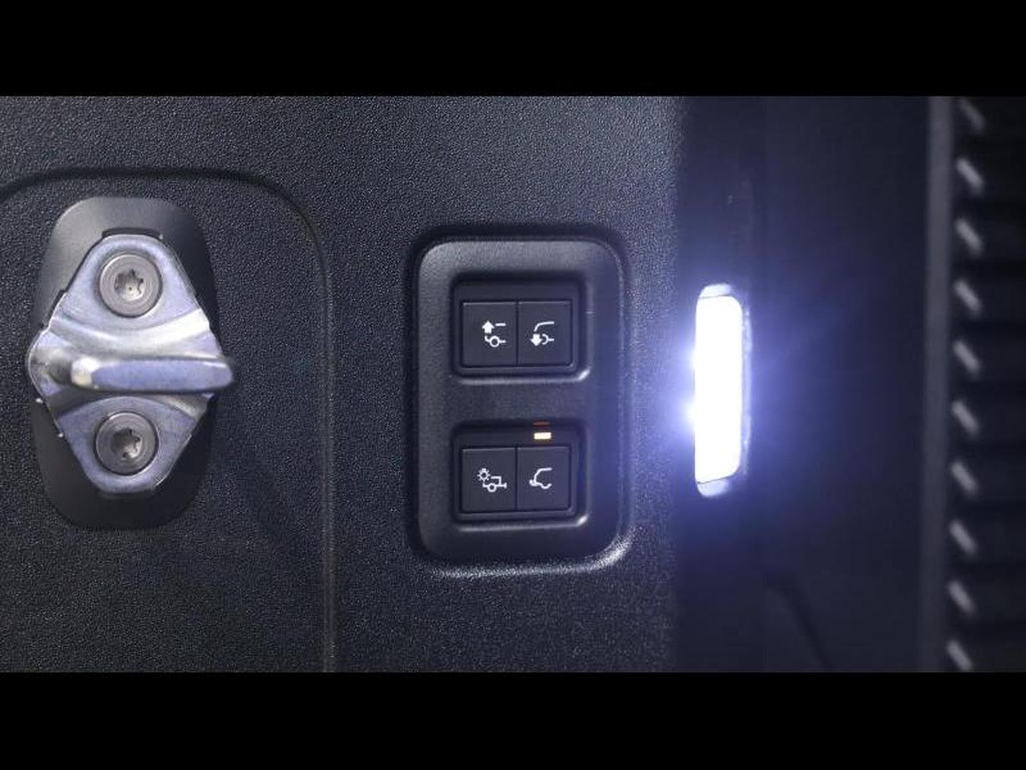 Land-Rover Defender 90 D200 X-Dynamic SE AWD Auto (2026) - Photo 29