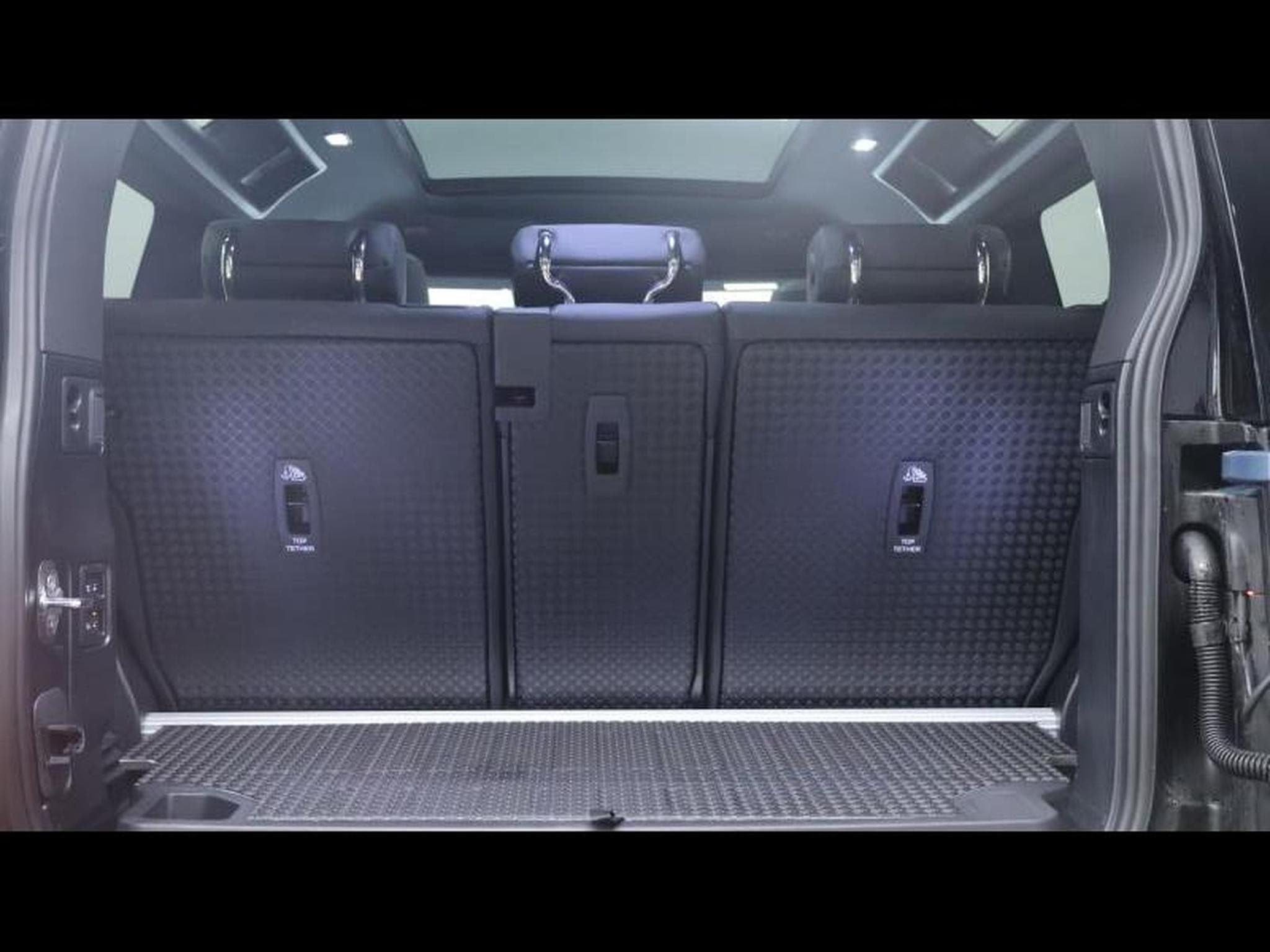 Land-Rover Defender 90 D200 X-Dynamic SE AWD Auto (2026) - Photo 6