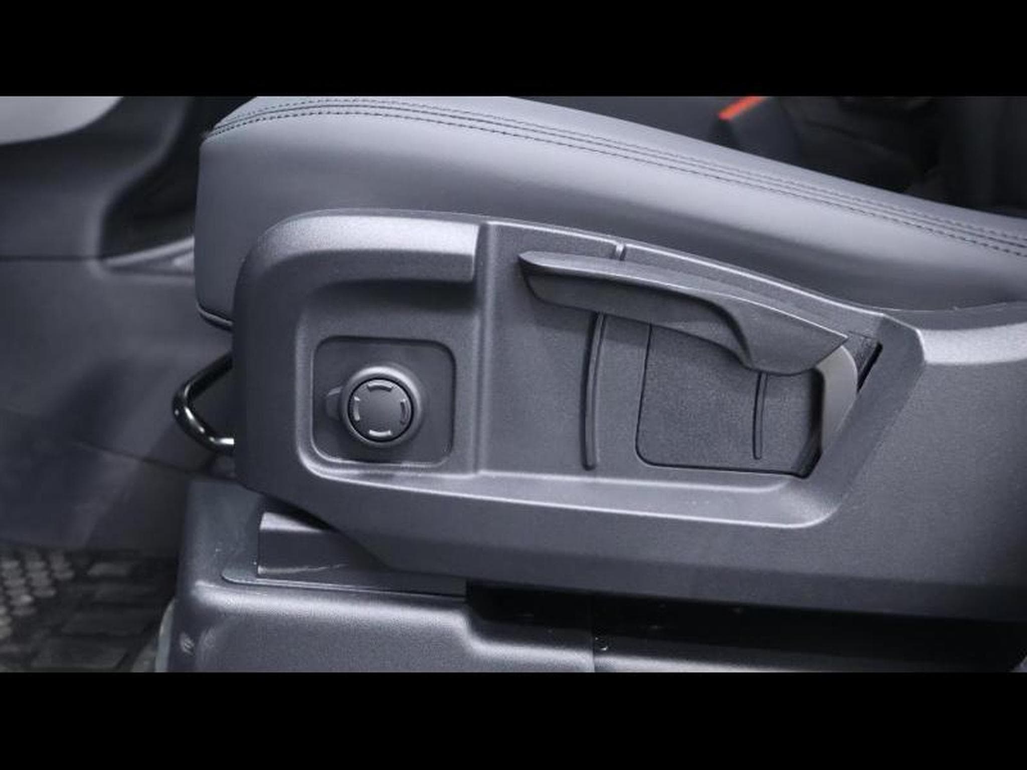 Land-Rover Defender 110 D200 S AWD Auto MY26 (2026) - Photo 24