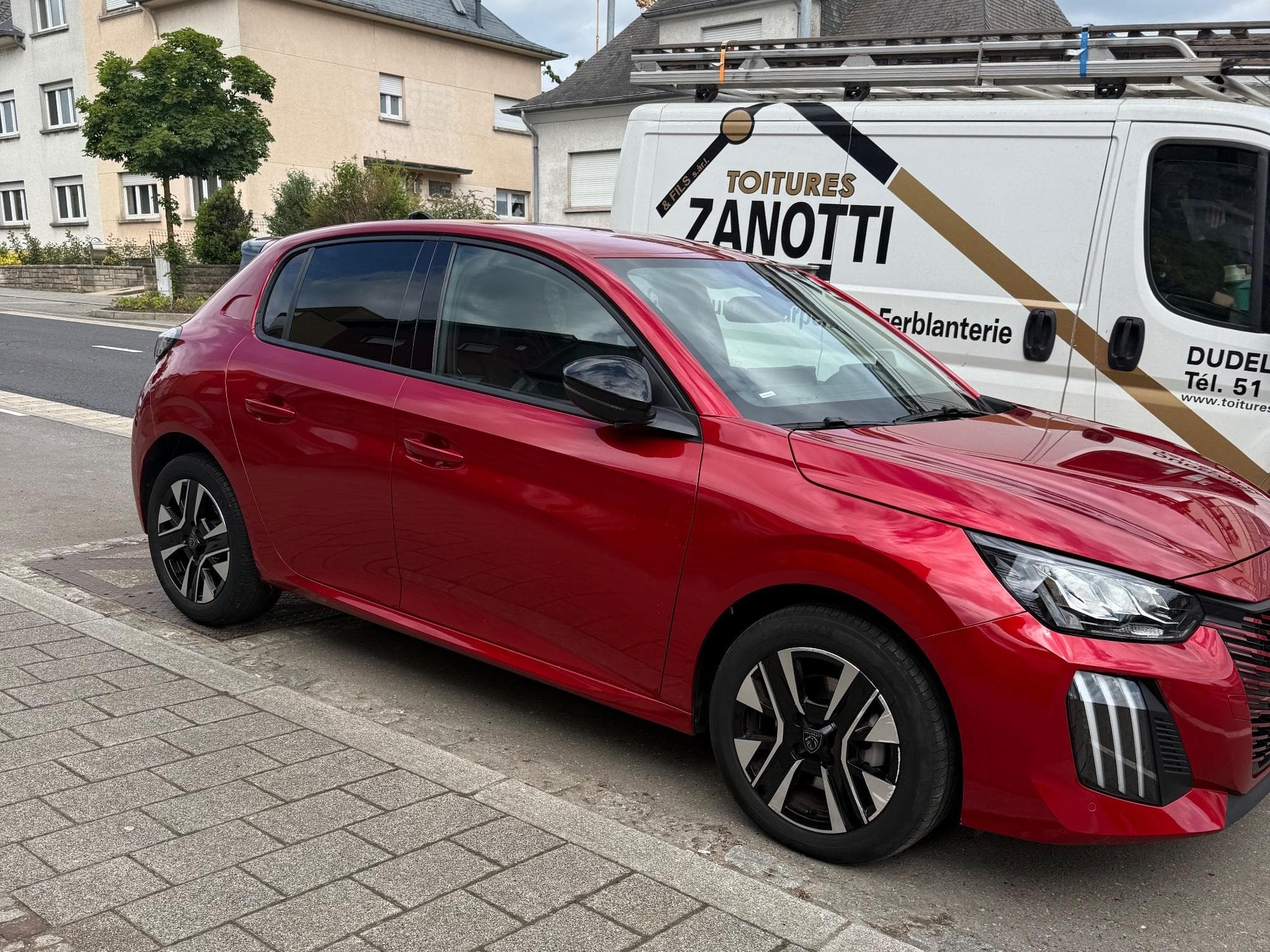 Peugeot 208 Hibrid 100 e-DCS6 Allure/BVA-2025 (2025) - Photo 3