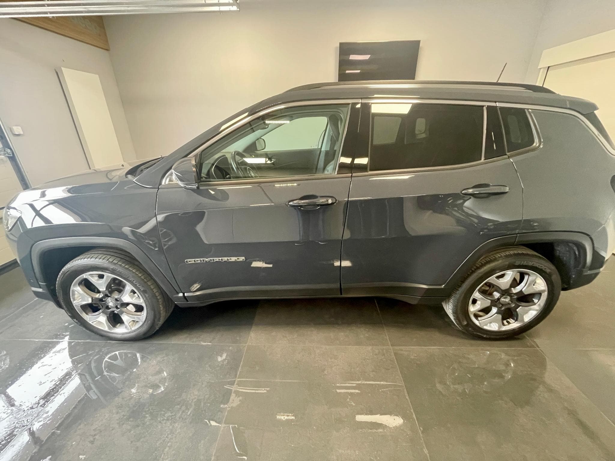 Jeep Compass Limited (2018) - Photo 2