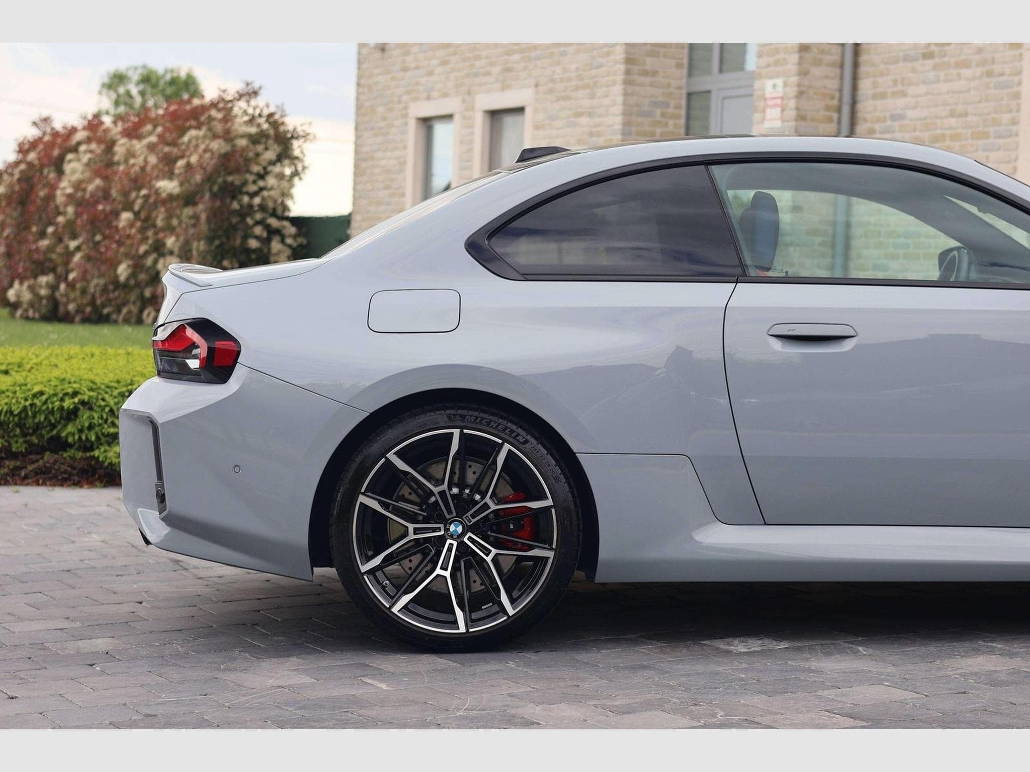 BMW M2 M2 G87 3.0 460 ch BVA – Brooklyn Grey Metallic – Toit carbon (2024) - Foto 5
