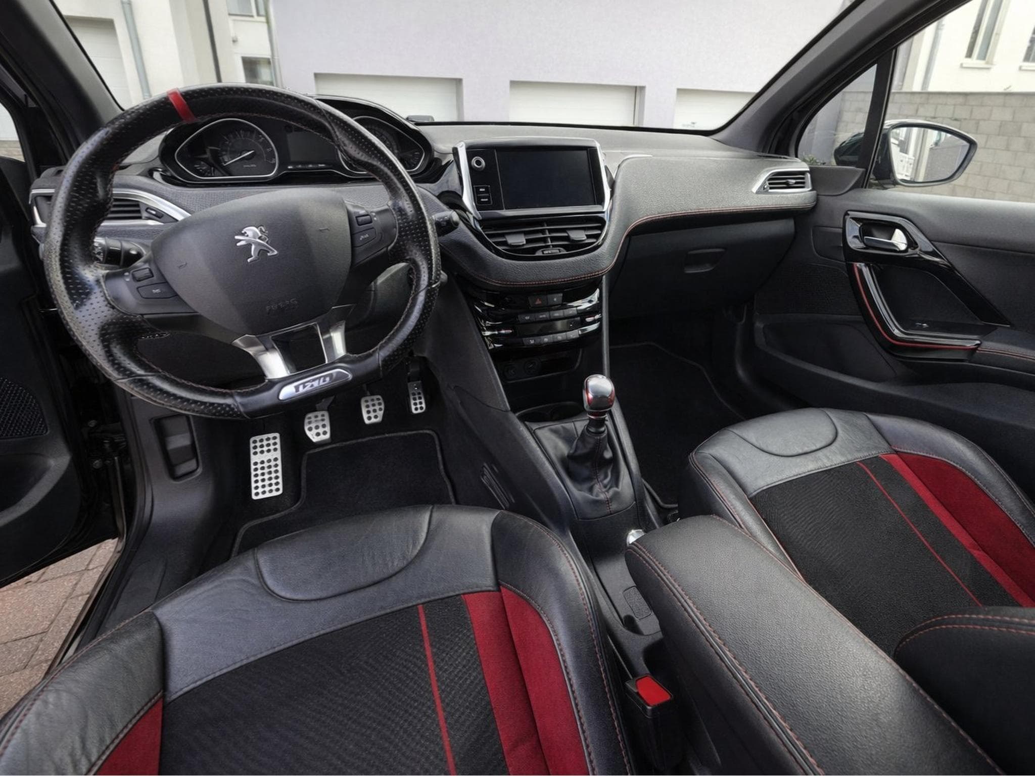 Peugeot 208 GTi (2017) - Photo 2