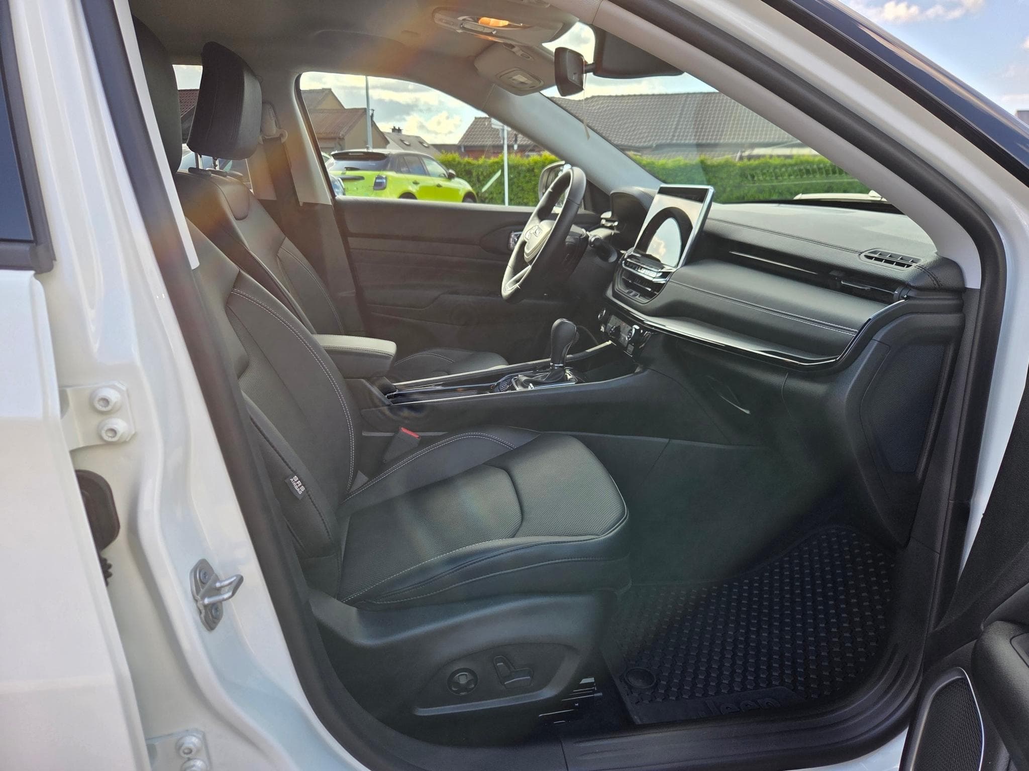 Jeep Compass SUMMIT 4XE PLUG-IN HYBRID (2025) - Photo 6