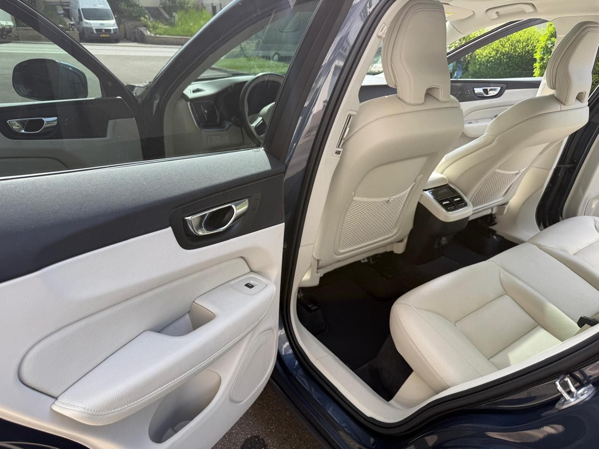 Volvo XC60 B4 mild hybrid, AWD, model 2022 (2021) - Photo 2