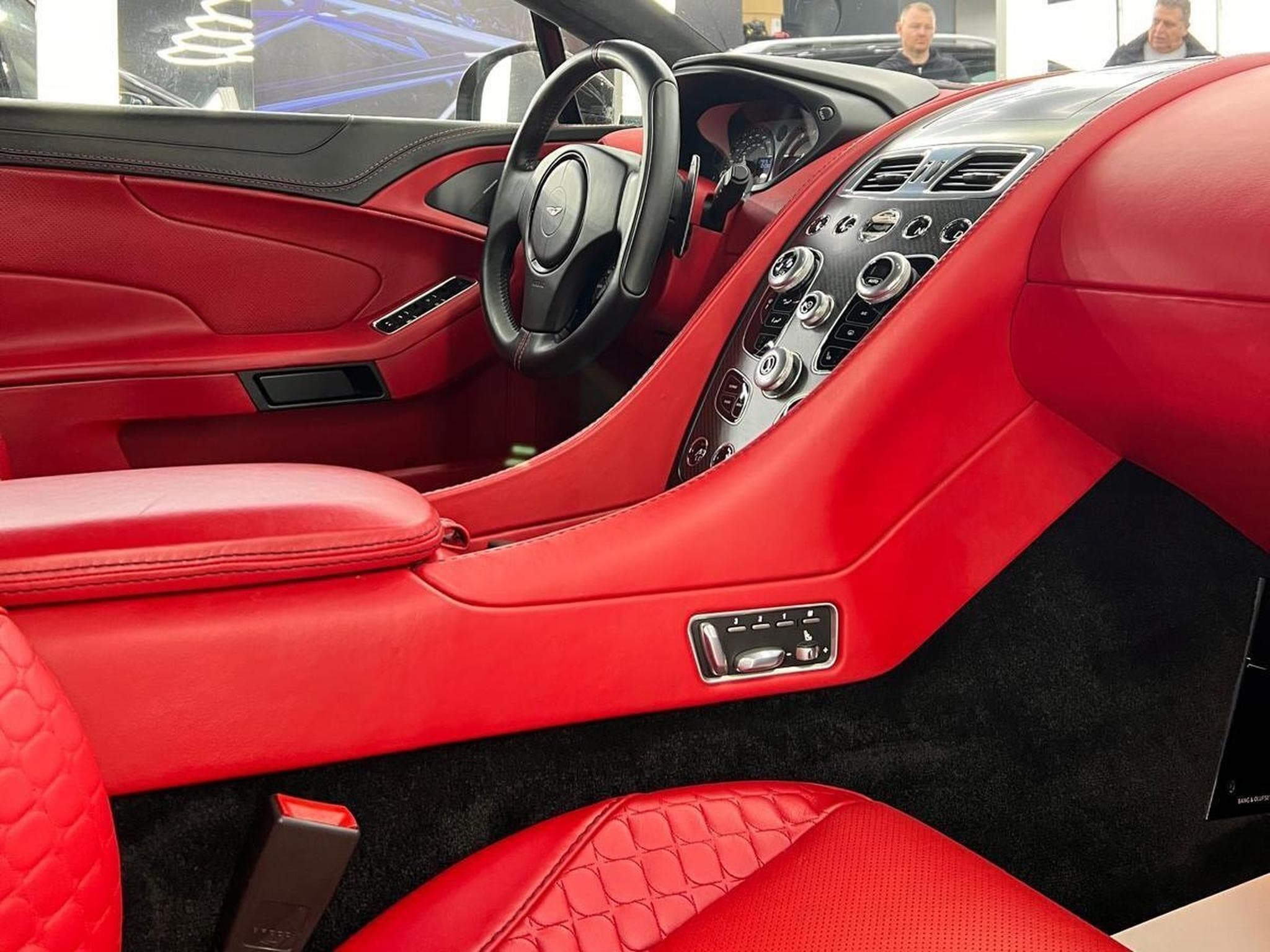 Aston-Martin Vanquish CARBON BLACK EDITION VOLANTE (2016) - Photo 2