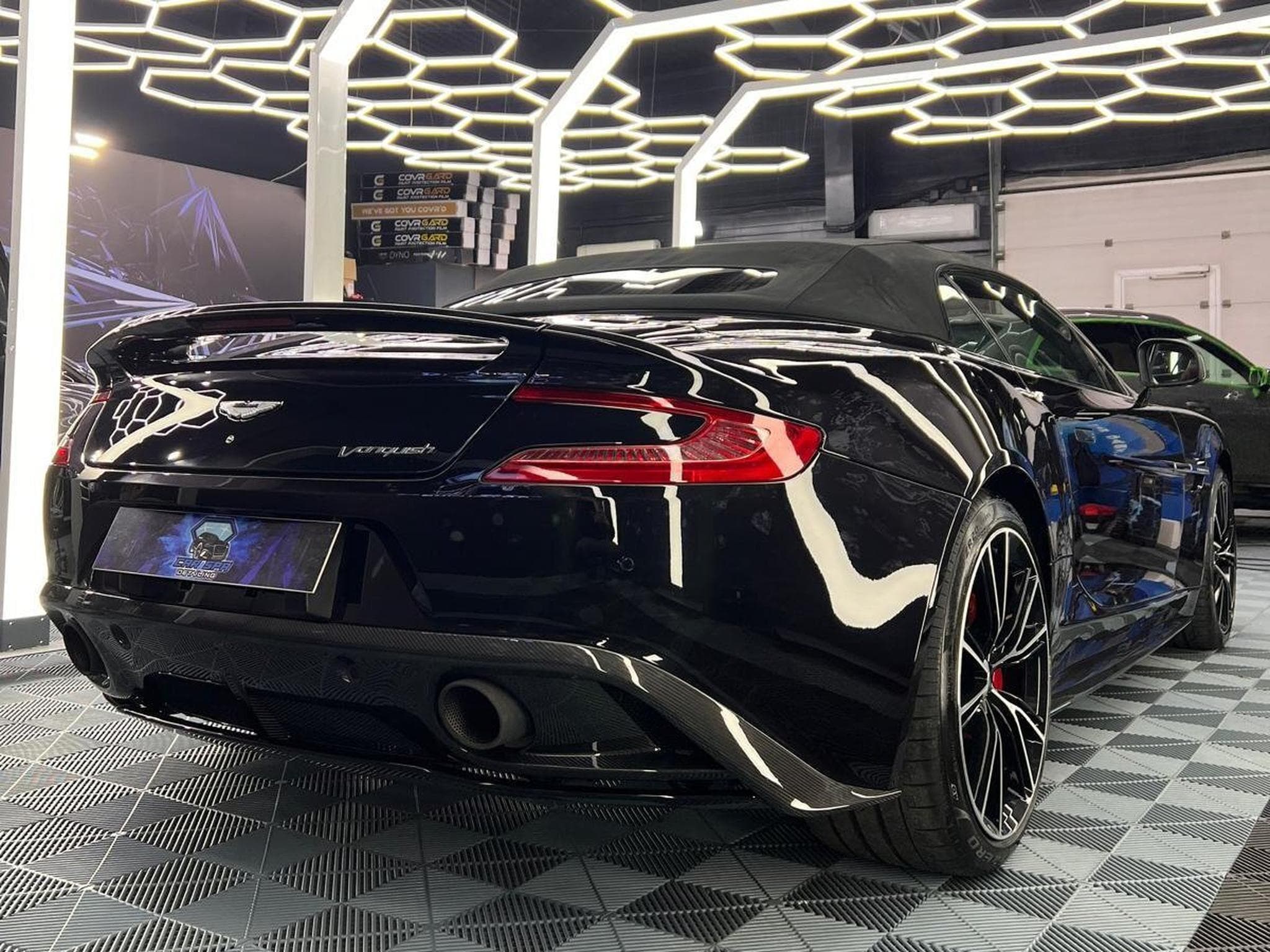 Aston-Martin Vanquish CARBON BLACK EDITION VOLANTE (2016) - Photo 3