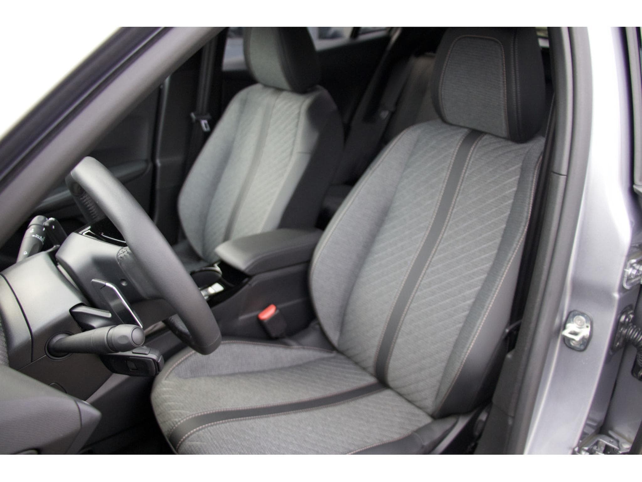 Peugeot 2008 1.2 Allure Hybrid 145 e-DSC6 ACC 360 (2025) - Foto 6