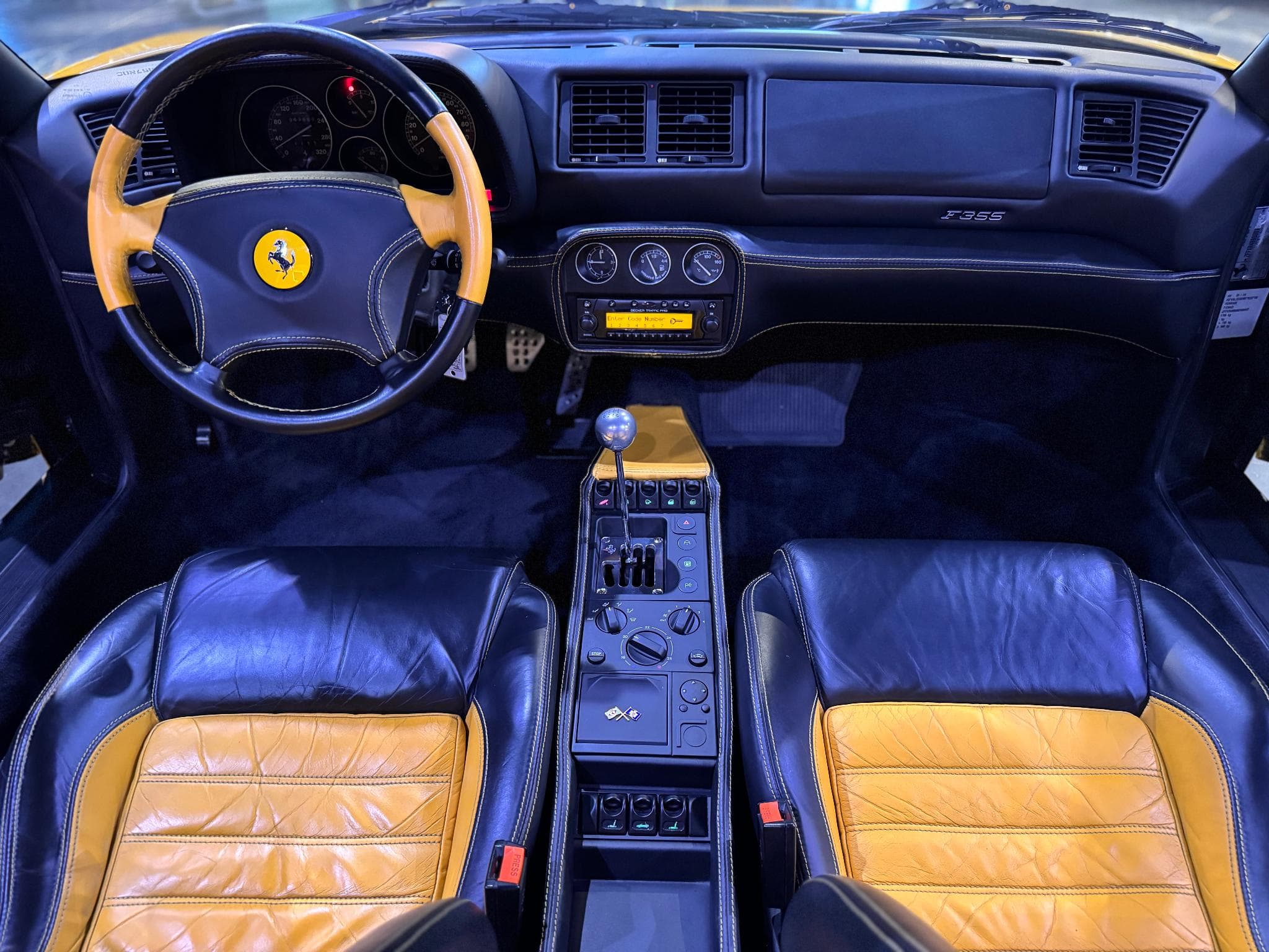 Ferrari F355 Spider (1997) - Photo 5