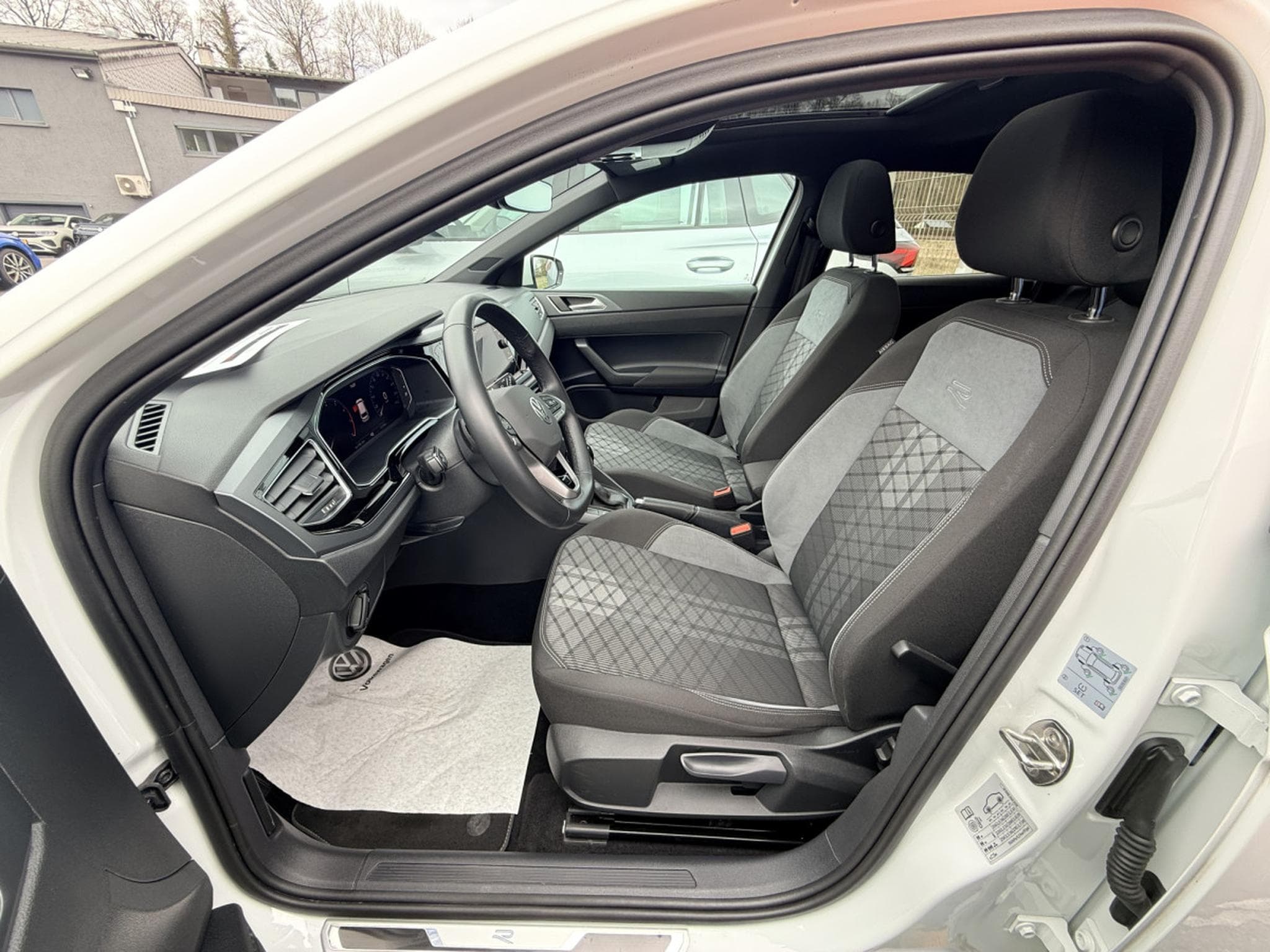 VW Polo R-Line 1.0 TSI 110cv Boîte à double embrayage 7 vitesses (2024) - Photo 6