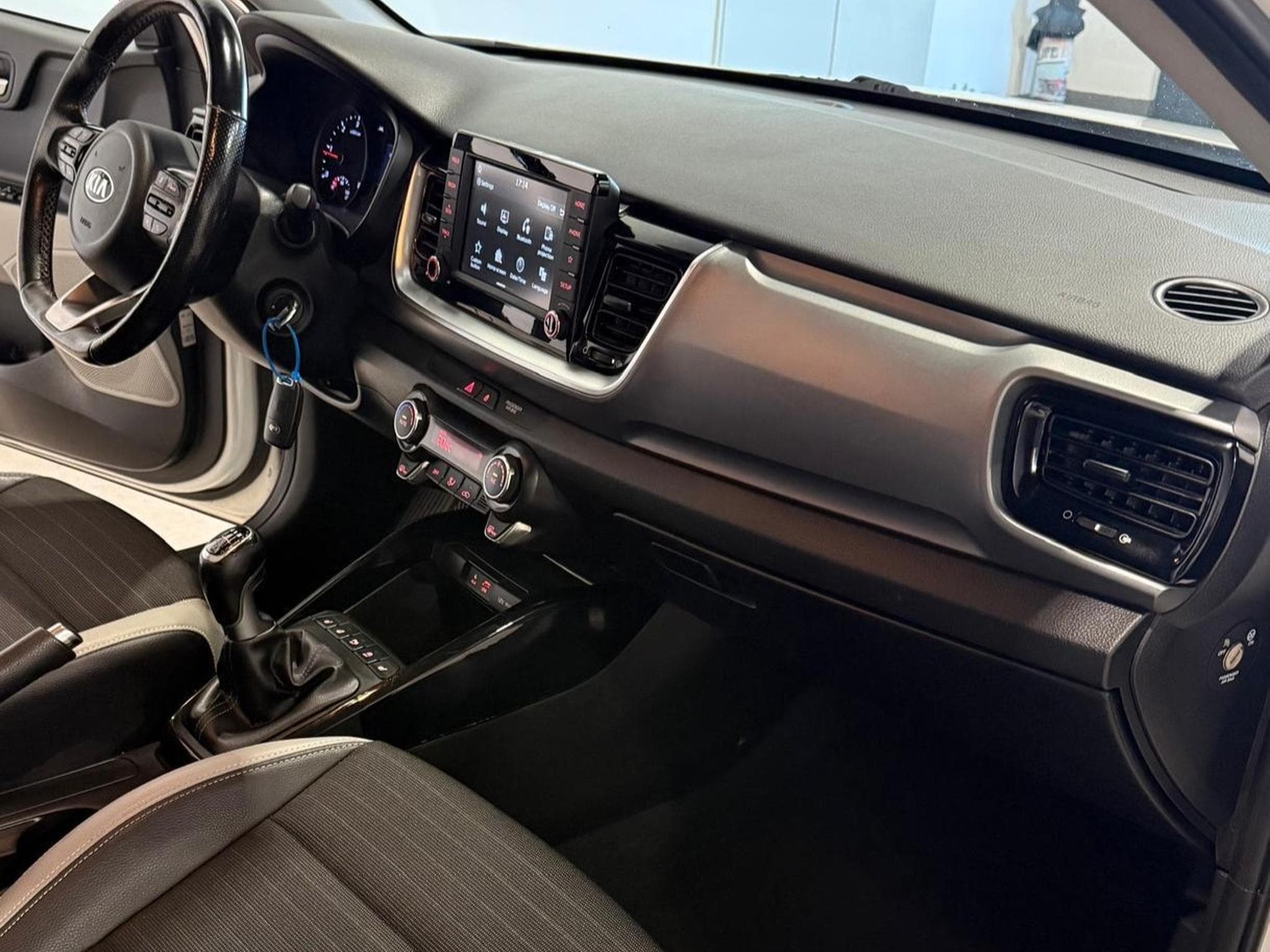 Kia Stonic (2018) - Photo 8