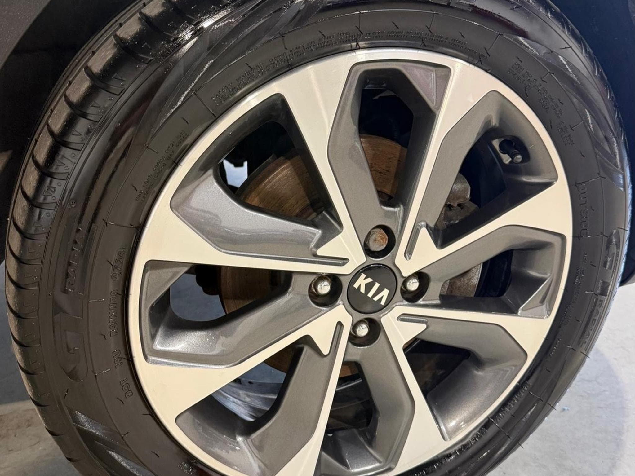 Kia Stonic (2018) - Photo 13