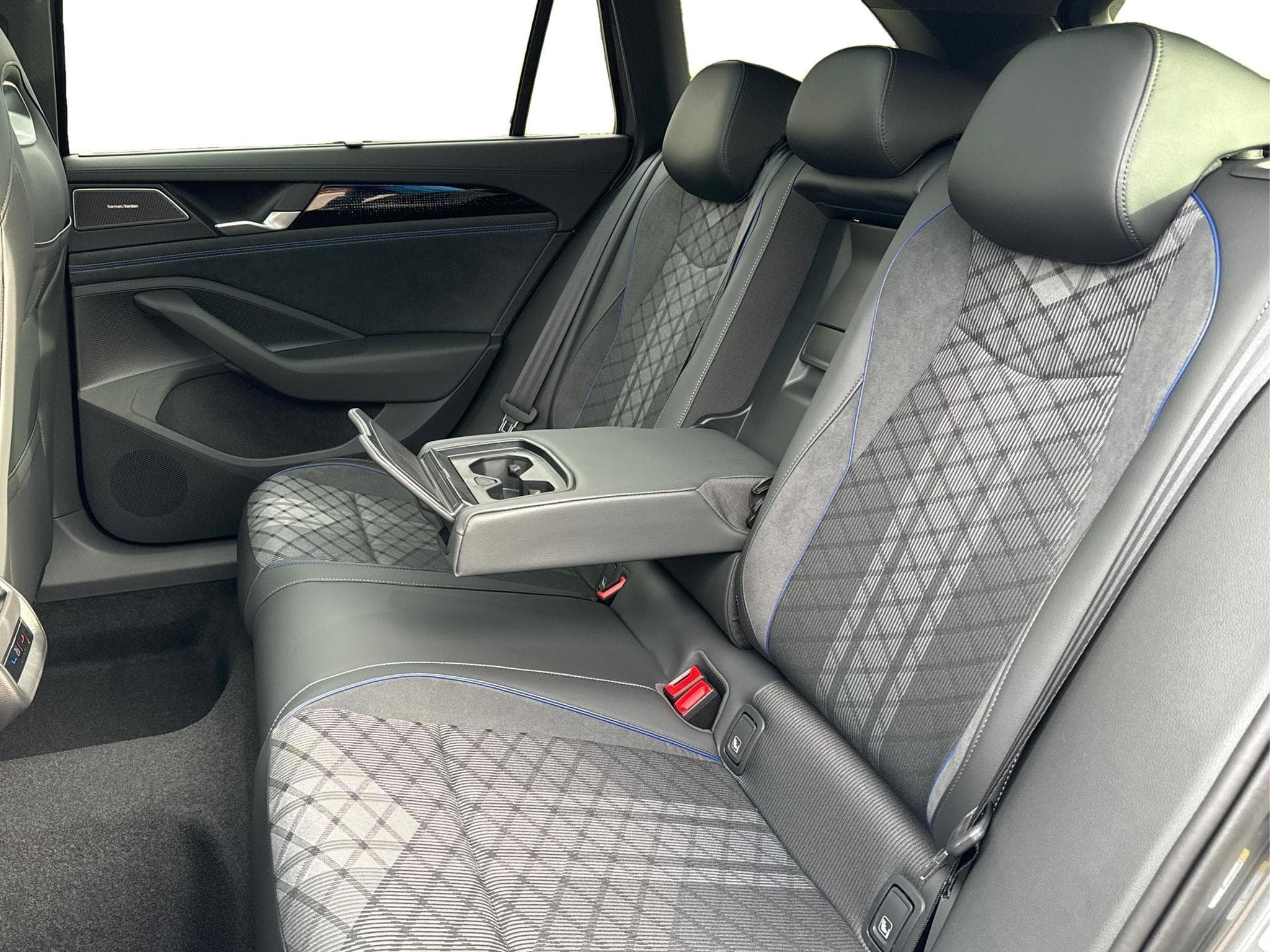 VW Passat Variant R-Line (2026) - Photo 12