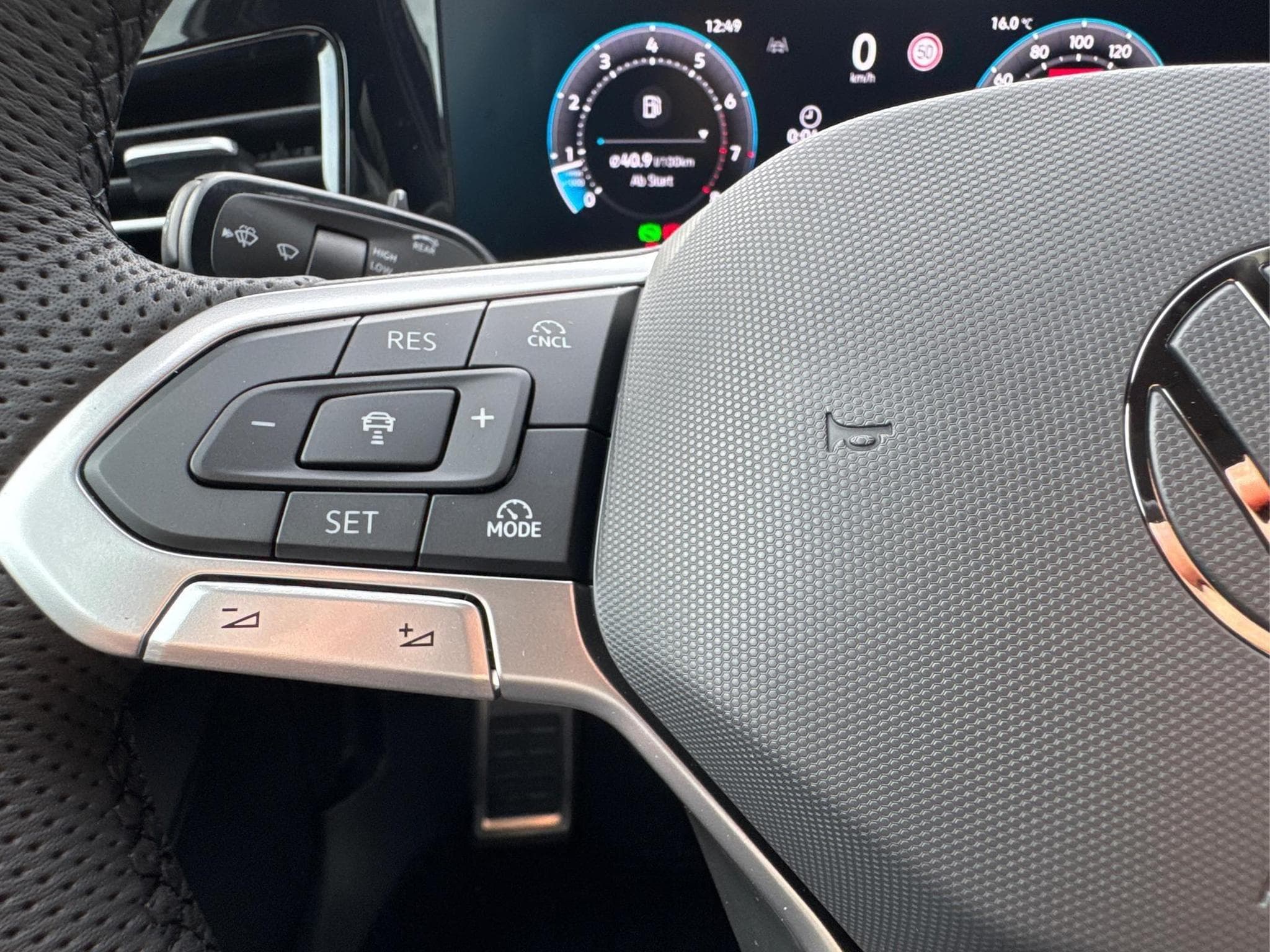 VW Passat Variant R-Line (2026) - Photo 17