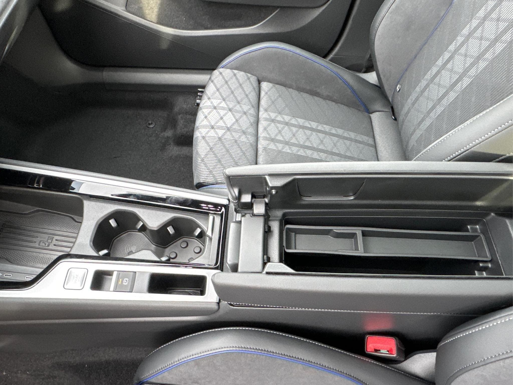 VW Passat Variant R-Line (2026) - Photo 22