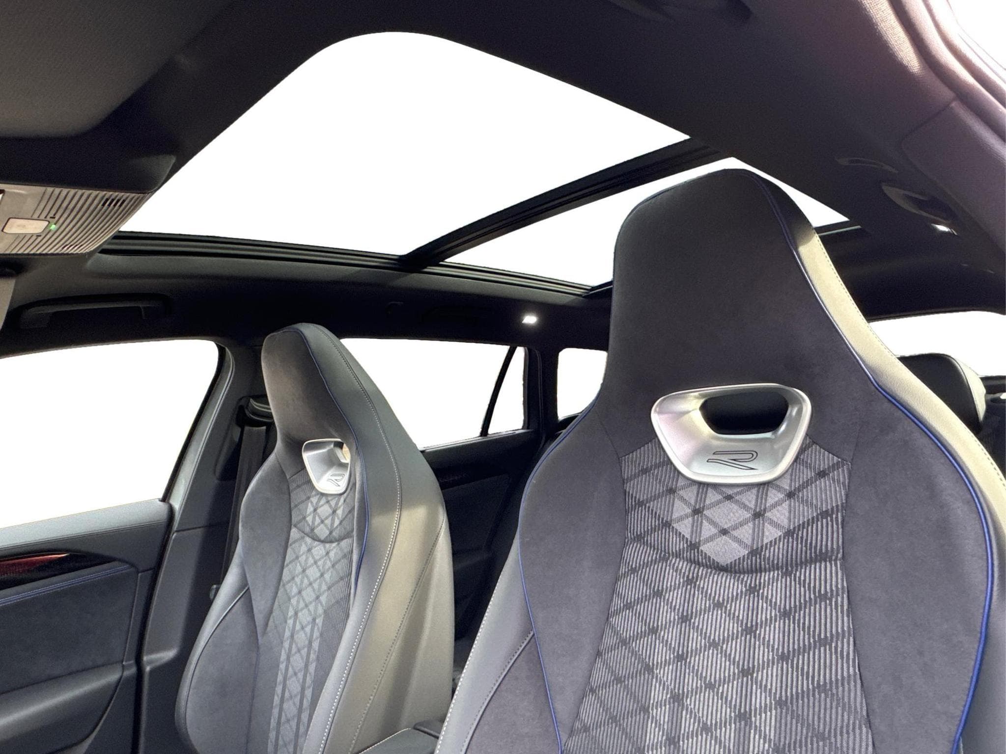 VW Passat Variant R-Line (2026) - Photo 24