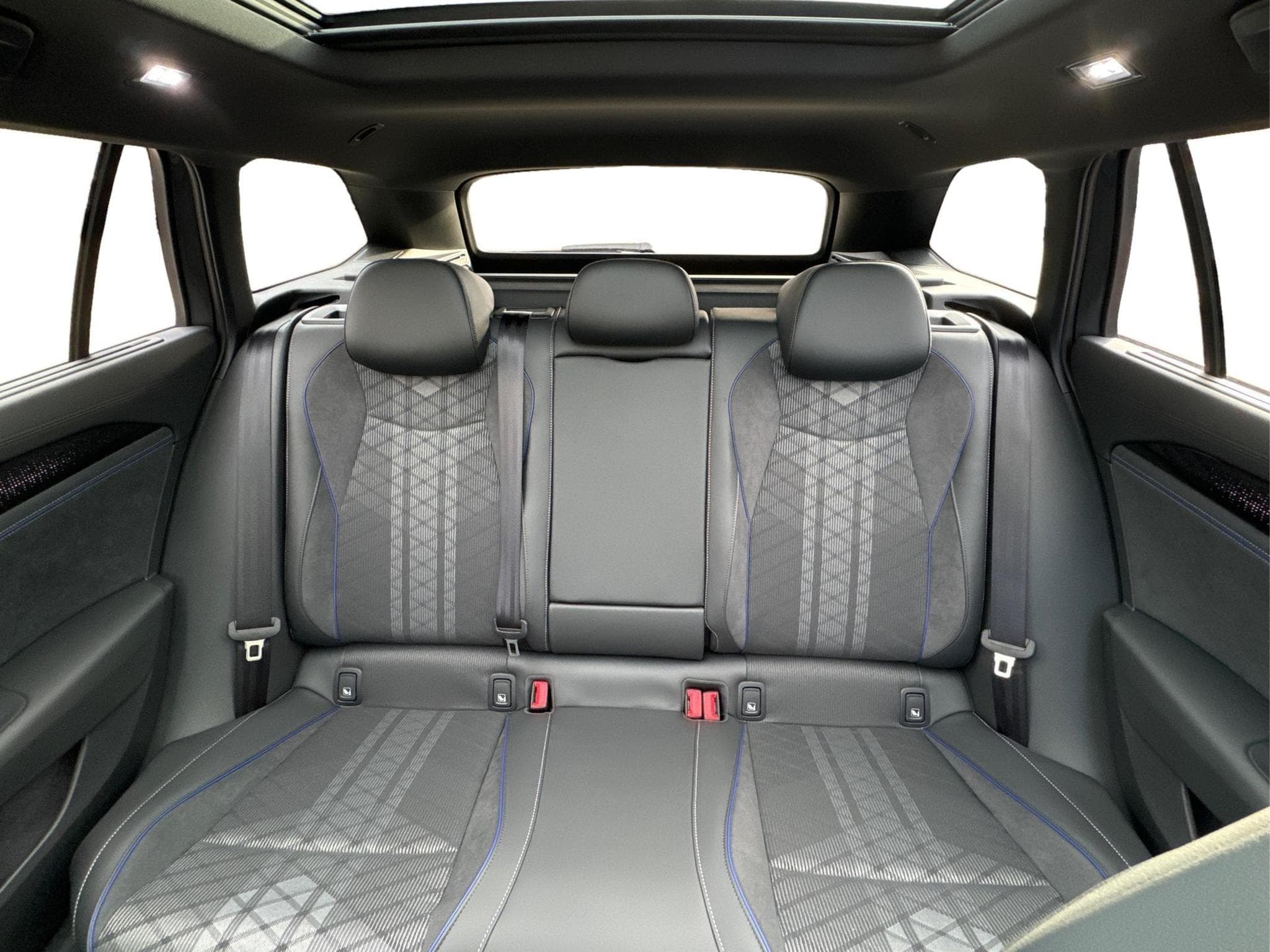 VW Passat Variant R-Line (2026) - Photo 25