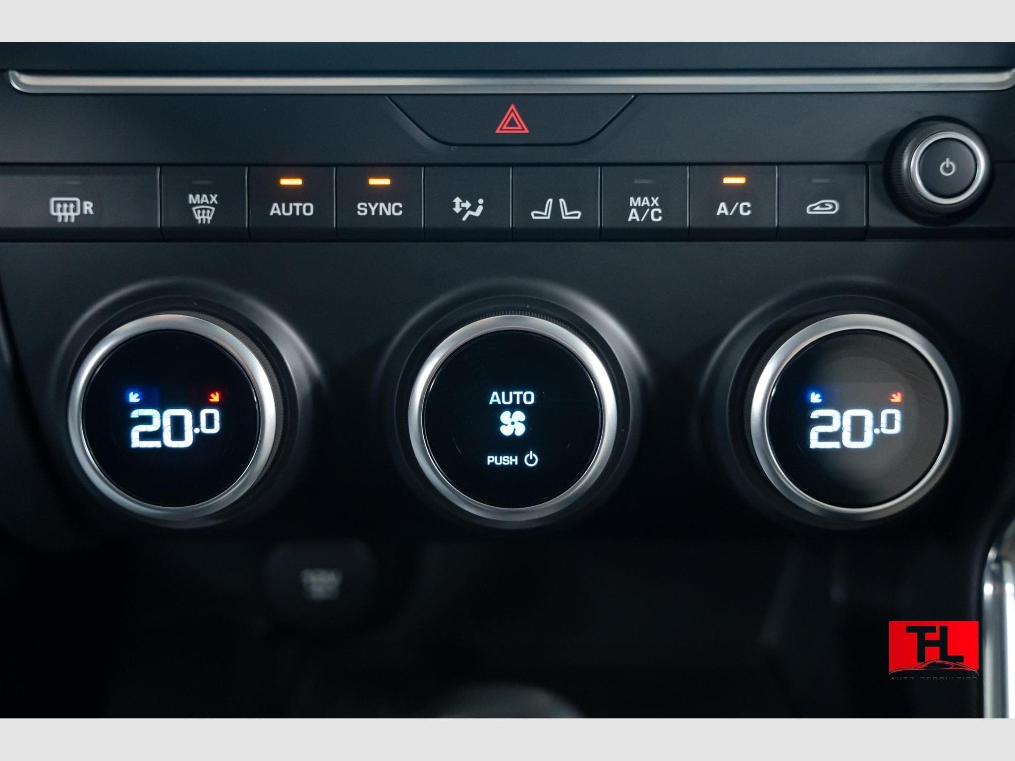Jaguar E-Pace P250 S AWD (2018) - Photo 11