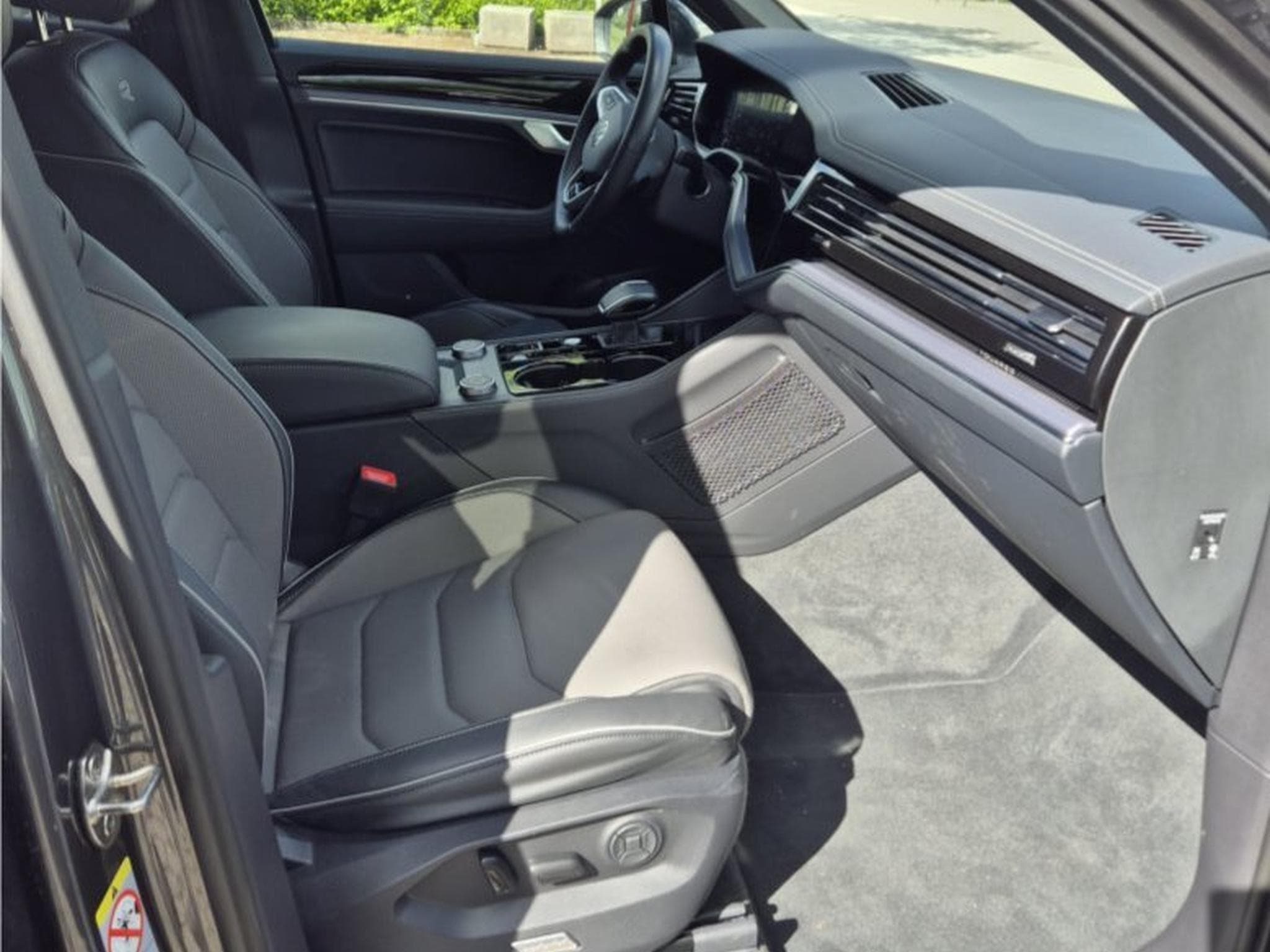 VW Touareg R-Line (2025) - Photo 11
